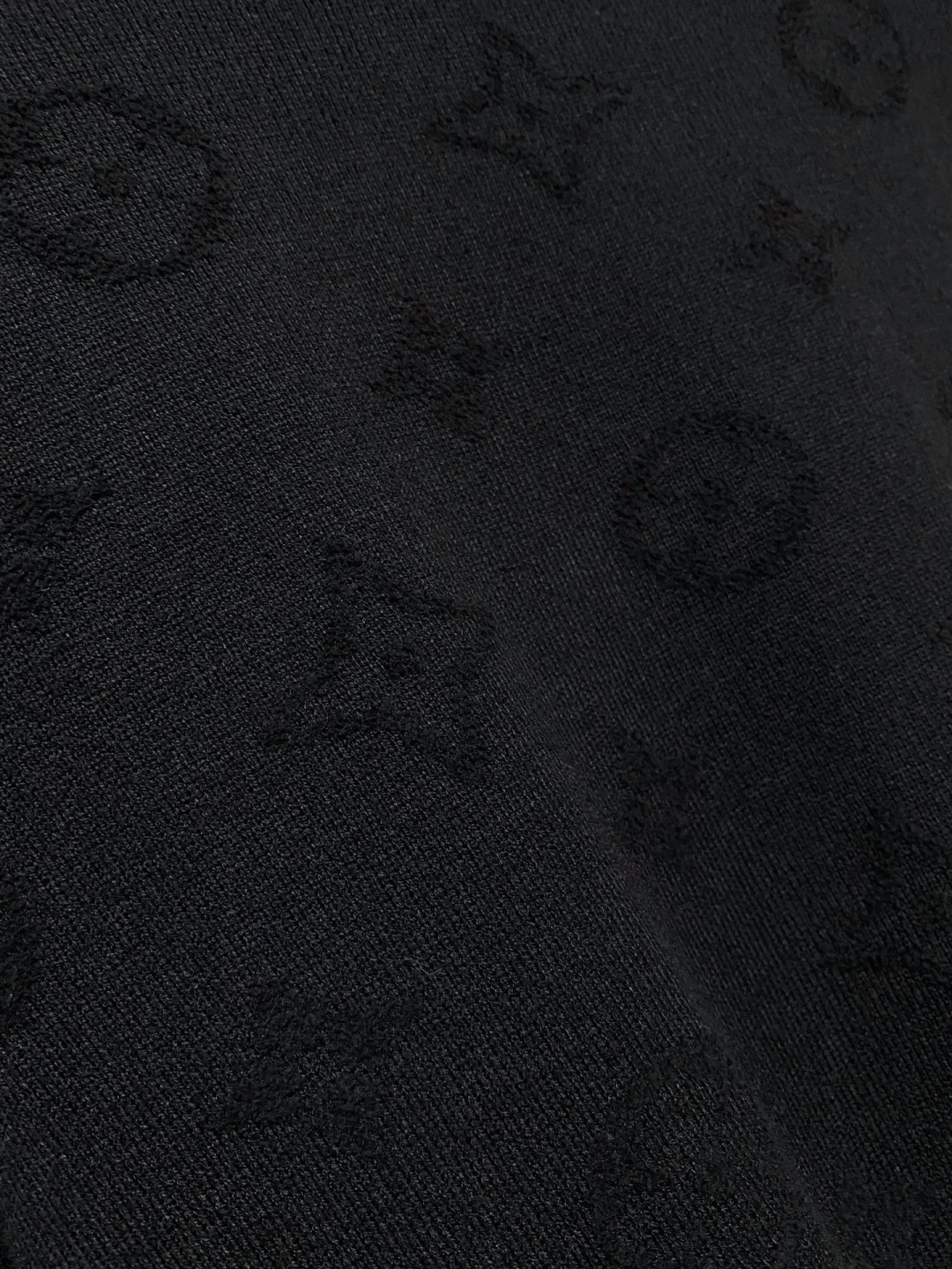 lv2025秋冬 羊毛混纺套头针织毛衣很有亮点细节上凸显质感 整体设计上身时尚而赋予现代气息感合体的剪裁