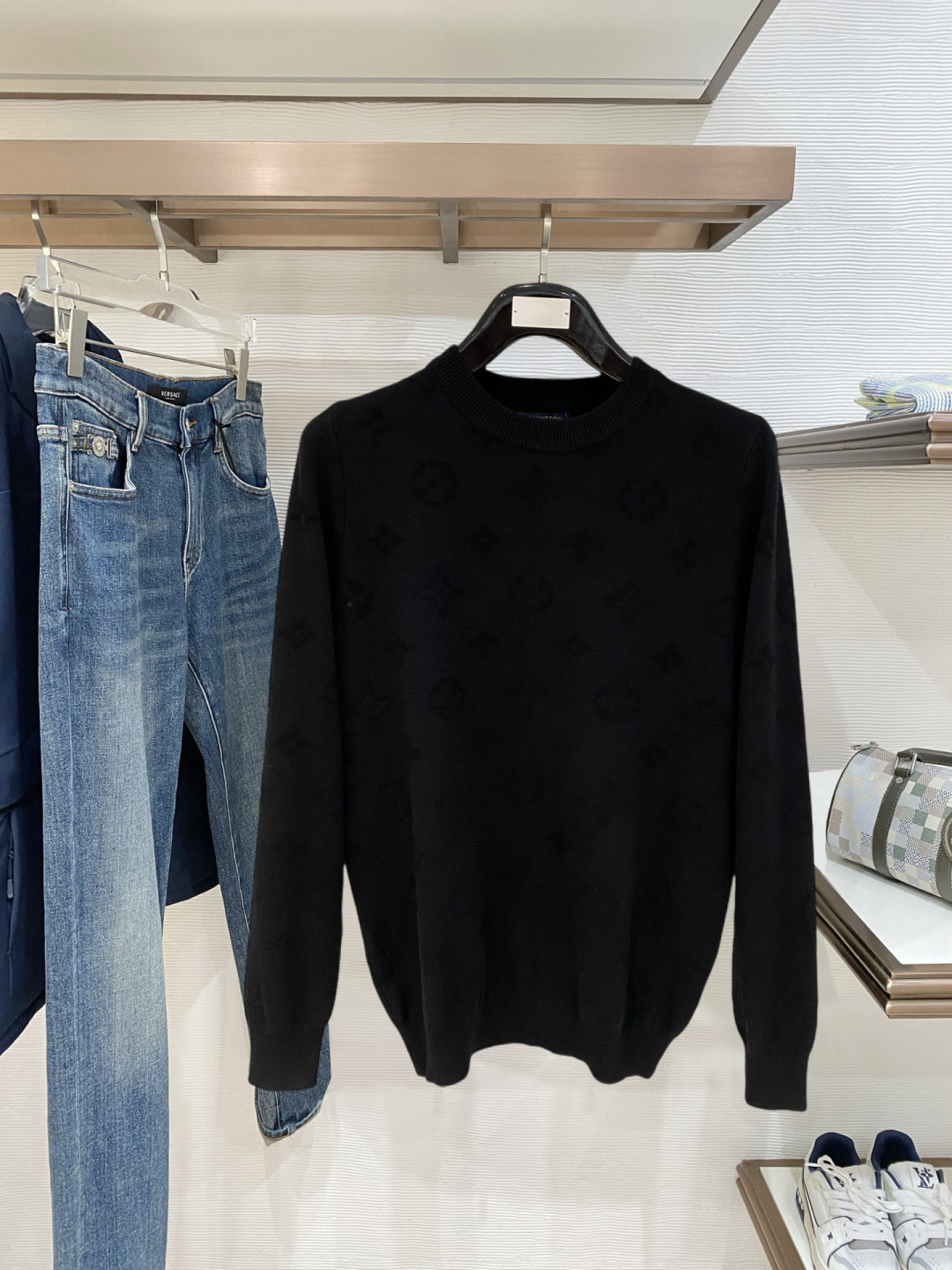 lv2025秋冬 羊毛混纺套头针织毛衣很有亮点细节上凸显质感 整体设计上身时尚而赋予现代气息感合体的剪裁