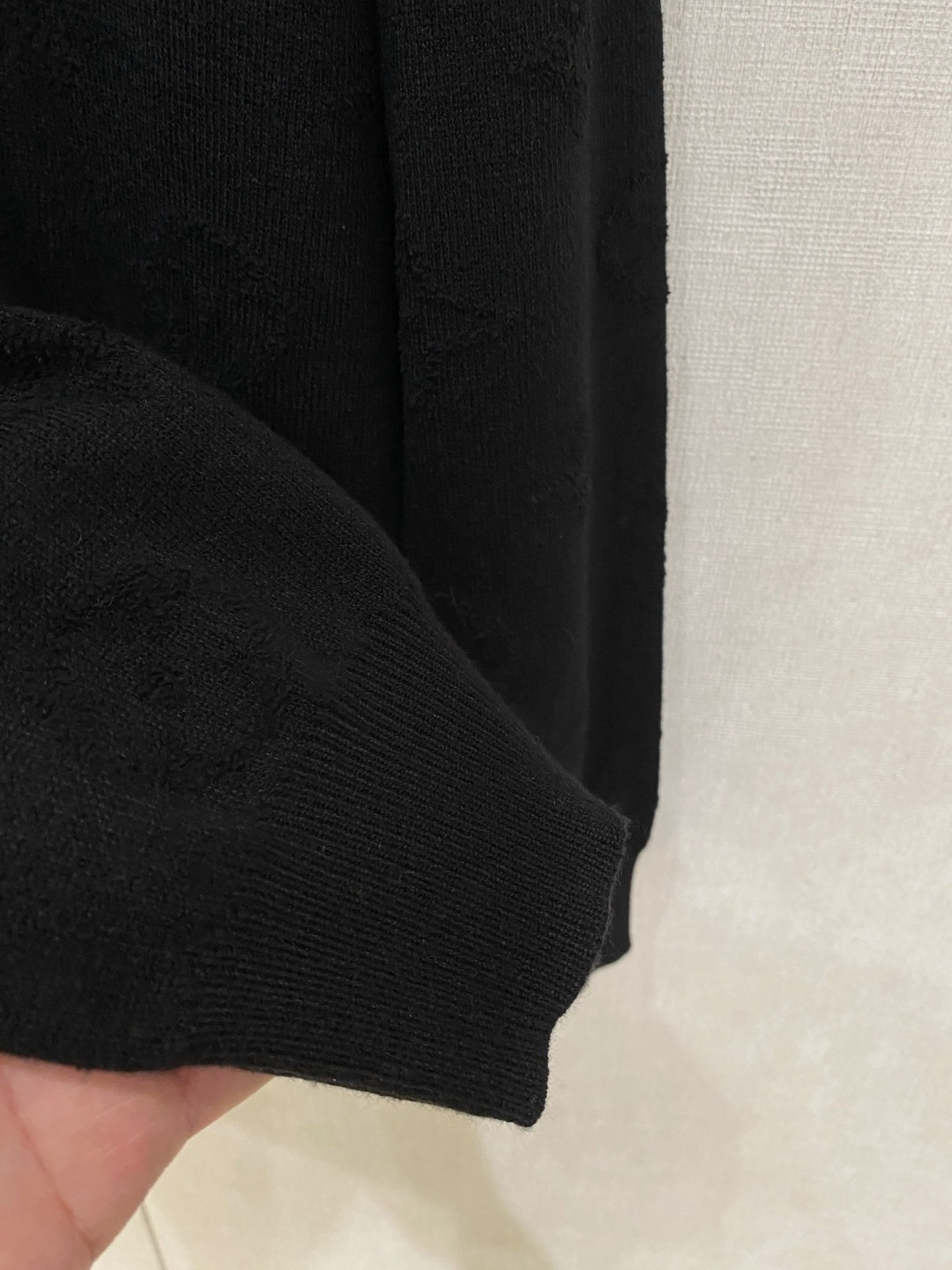 lv2025秋冬 羊毛混纺套头针织毛衣很有亮点细节上凸显质感 整体设计上身时尚而赋予现代气息感合体的剪裁