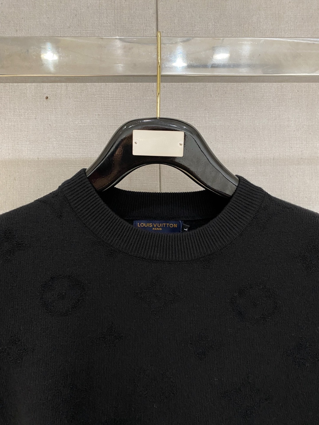 lv2025秋冬 羊毛混纺套头针织毛衣很有亮点细节上凸显质感 整体设计上身时尚而赋予现代气息感合体的剪裁