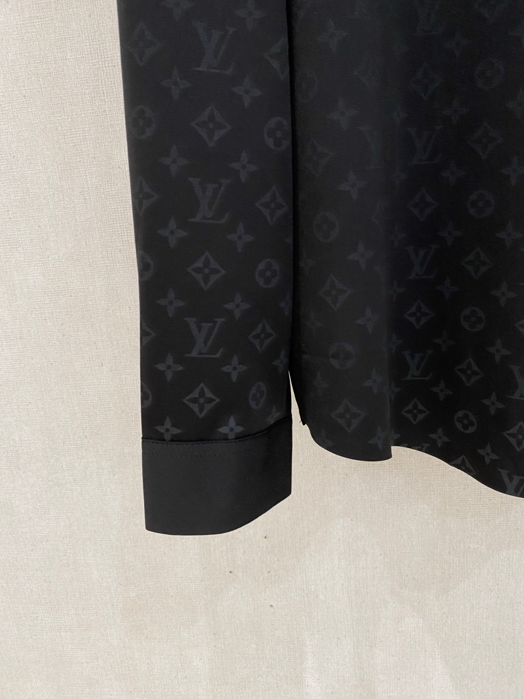 路易威登 Lv 秋季新款Polo翻领长袖 系列。定制顶级冰爽锦氨无痕衬衫🔥！重工艺1:1设计，时尚大牌元