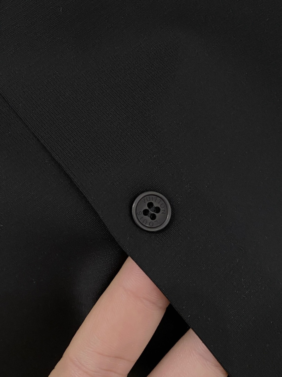 路易威登 Lv 秋季新款Polo翻领长袖 系列。定制顶级冰爽锦氨无痕衬衫🔥！重工艺1:1设计，时尚大牌元