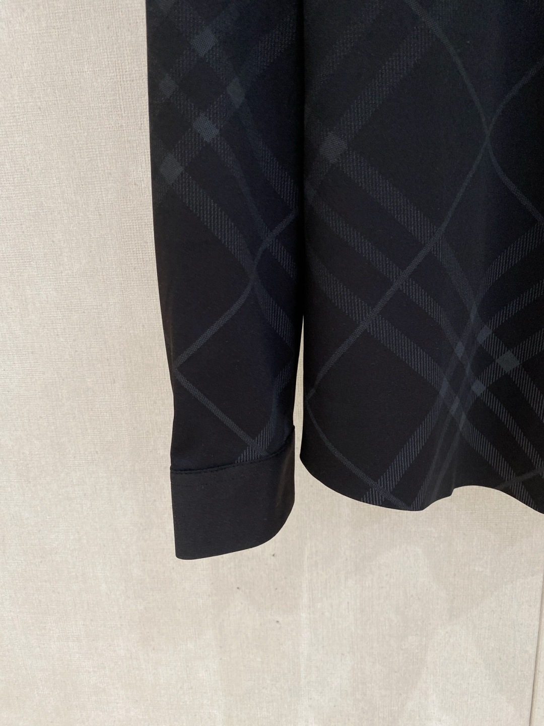 巴宝莉秋季新款Polo翻领长袖 系列。定制顶级冰爽锦氨无痕衬衫🔥！重工艺1:1设计，时尚大牌元素logo