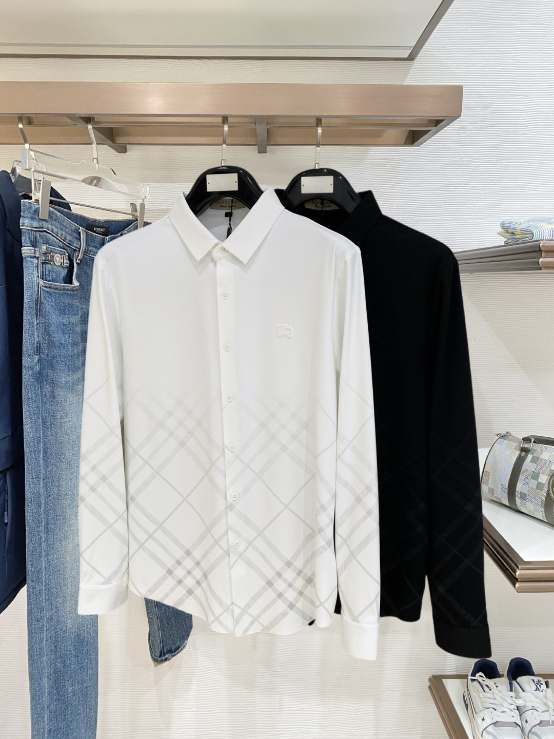 巴宝莉秋季新款Polo翻领长袖 系列。定制顶级冰爽锦氨无痕衬衫🔥！重工艺1:1设计，时尚大牌元素logo