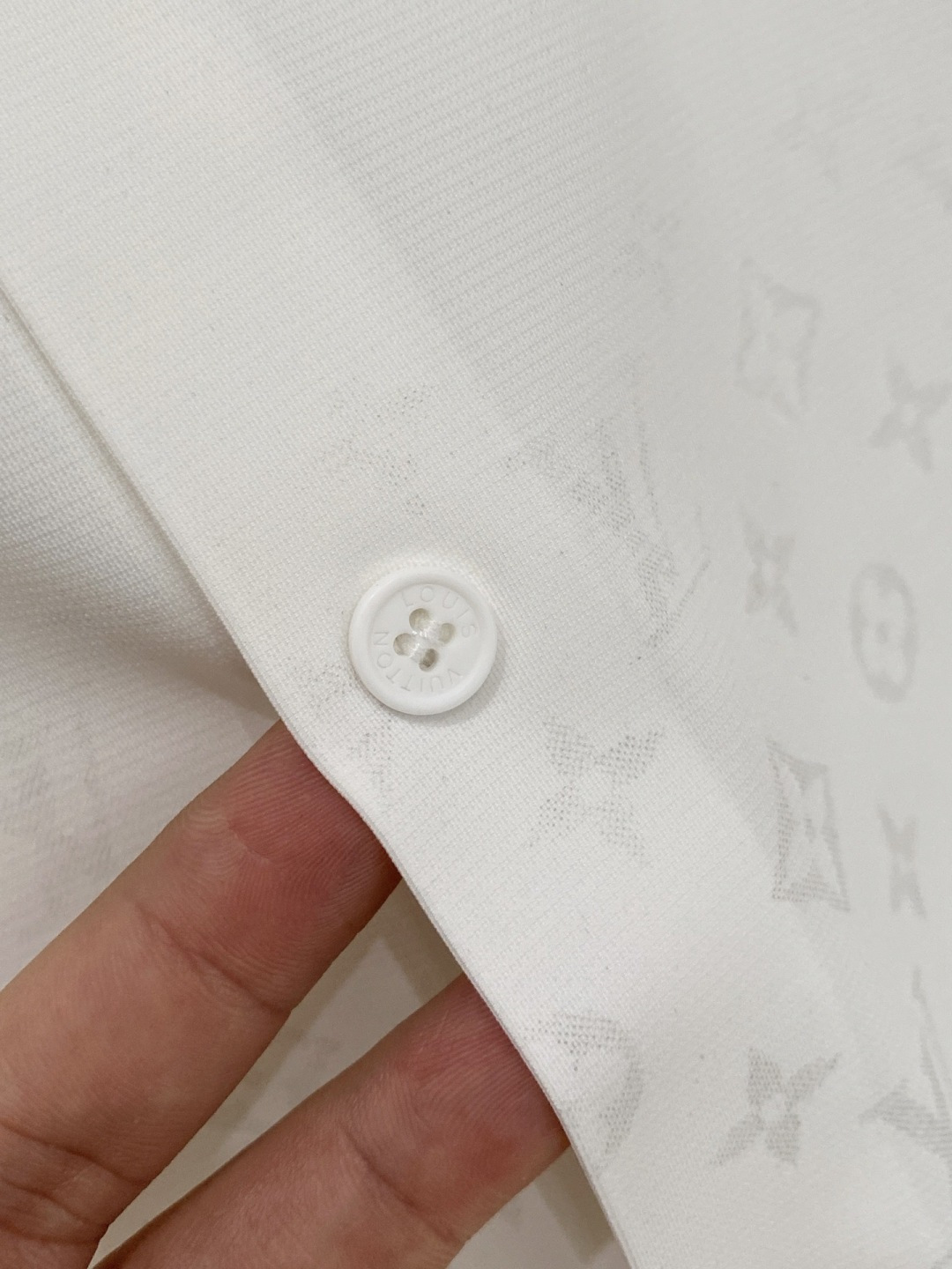 路易威登 Lv 秋季新款Polo翻领长袖 系列。定制顶级冰爽锦氨无痕衬衫🔥！重工艺1:1设计，时尚大牌元