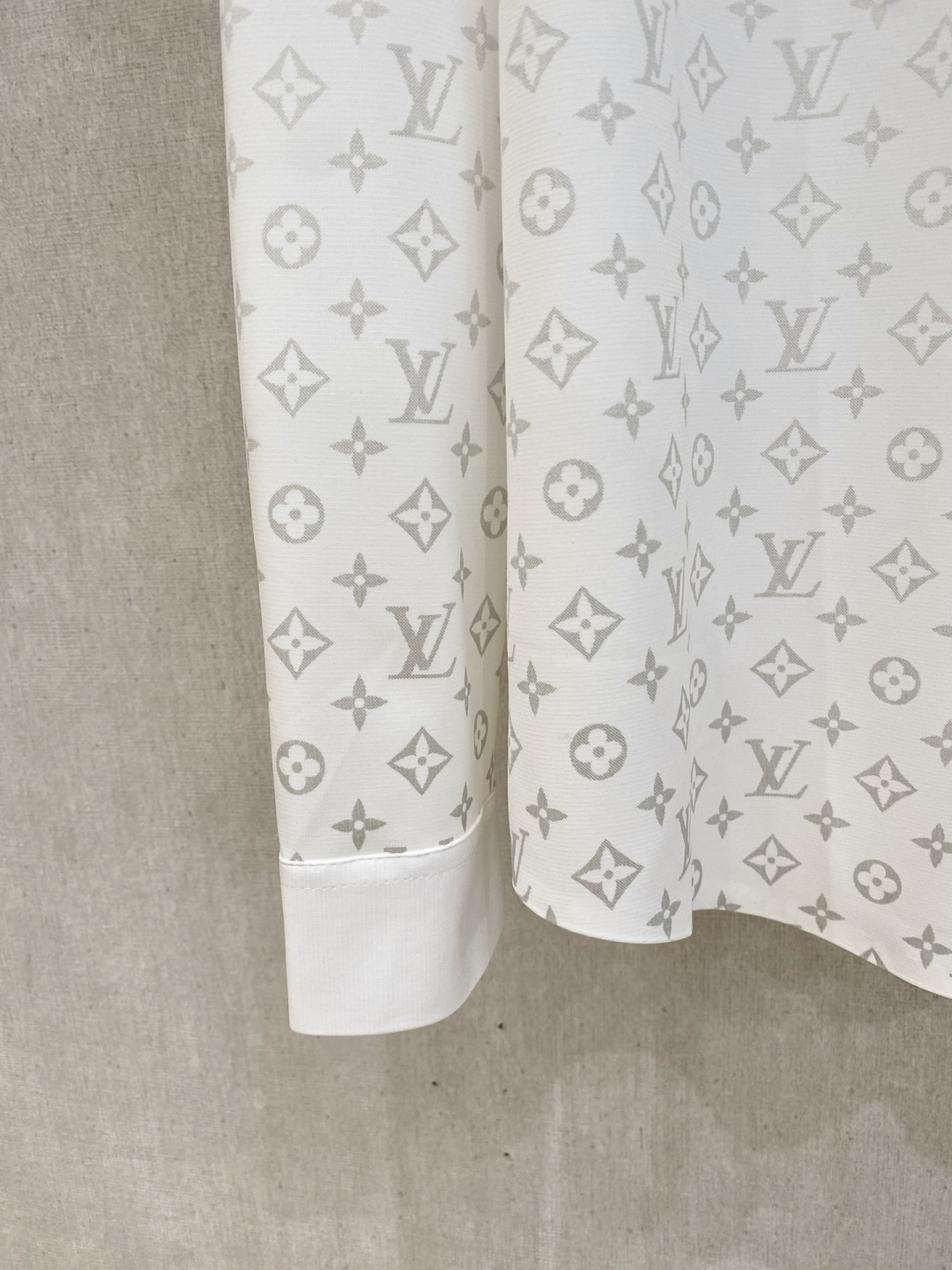 路易威登 Lv 秋季新款Polo翻领长袖 系列。定制顶级冰爽锦氨无痕衬衫🔥！重工艺1:1设计，时尚大牌元