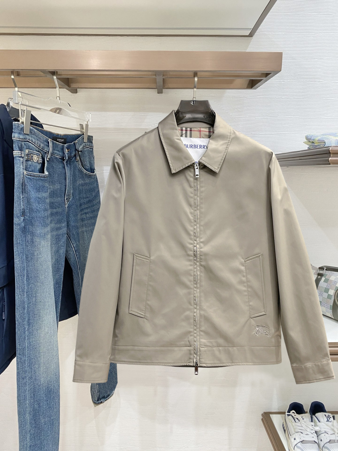 NO:728246,Support Burberry jackets after the new year. Early autumn new popular counter new casual fashion jackets. Ultra-avant-garde design style. Delicate and comfortable. Very light and not easy to wrinkle. Multiple craftsmanship. The overall design is quite visual. The upper body is casual and stylish, with a certain degree of stiffness. It is definitely recommended for the temperament that is at the forefront of fashion. A must-have for urban leisure. Size M~3XL (48-56) multi-color, burberry, jackets & coats, jackets & coats,19860909支持年后巴宝莉 外套 早秋新款爆款专柜新款休闲时尚夹克 超前卫设计风格 细腻舒适 穿着非常轻便不易起皱.多重重工艺 整体的设计颇具视觉感,上身休闲有型,有一定的挺括度,绝对走在时尚最尖端的气质感推荐,都市休闲必备. 码数M~3XL（48-56）多颜色,,burberry,jackets & coats,jackets & coats,,Men's clothing