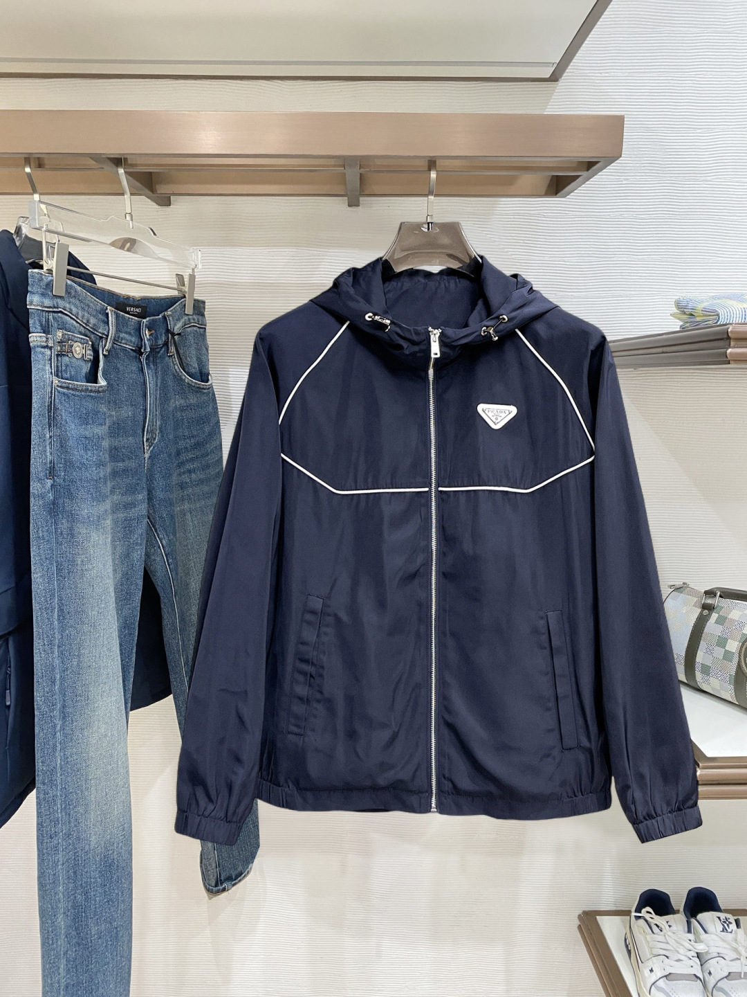 NO:728251,Support the new Prada jacket after the new year. Early autumn hot-selling counter new casual fashion jacket. Ultra-avant-garde design style. Delicate and comfortable. Very light and not easy to wrinkle. Multiple craftsmanship. The overall design is quite visual. The upper body is casual and stylish, with a certain degree of stiffness. It is definitely recommended for the temperament that is at the forefront of fashion. It is a must-have for urban leisure. Size M~3XL (48-56) multi-color, prada, jackets & coats, jackets & coats,19860909支持年后普拉达 外套 早秋新款爆款专柜新款休闲时尚夹克 超前卫设计风格 细腻舒适 穿着非常轻便不易起皱.多重重工艺 整体的设计颇具视觉感,上身休闲有型,有一定的挺括度,绝对走在时尚最尖端的气质感推荐,都市休闲必备. 码数M~3XL（48-56）多颜色,,prada,jackets & coats,jackets & coats,,Men's clothing