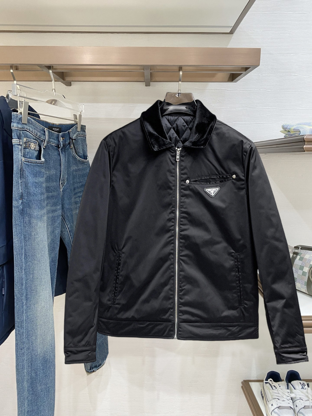 NO:728256,Support the new Prada cotton-added autumn and winter hot new counter casual fashion jacket. Ultra-avant-garde design style. Delicate and comfortable. Very light and not easy to wrinkle. Multiple craftsmanship. The overall design is quite visual. The upper body is casual and stylish, with a certain degree of stiffness. It is definitely recommended for the temperament that is at the forefront of fashion. It is a must-have for urban leisure. Size M~3XL (48-56) multi-color, prada, jackets & coats,19860909支持年后 普拉达 加棉秋冬新款爆款专柜新款休闲时尚夹克 超前卫设计风格 细腻舒适 穿着非常轻便不易起皱.多重重工艺 整体的设计颇具视觉感,上身休闲有型,有一定的挺括度,绝对走在时尚最尖端的气质感推荐,都市休闲必备. 码数M~3XL（48-56）多颜色,,prada,jackets & coats,,Men's clothing