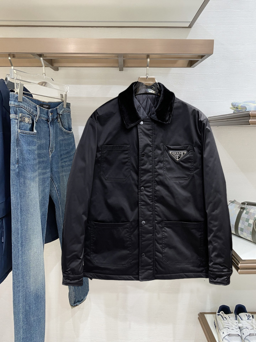 NO:728270,Support the new Prada cotton-added autumn and winter hot new counter casual fashion jacket. Ultra-avant-garde design style. Delicate and comfortable. Very light and not easy to wrinkle. Multiple craftsmanship. The overall design is quite visual. The upper body is casual and stylish, with a certain degree of stiffness. It is definitely recommended for the temperament that is at the forefront of fashion. It is a must-have for urban leisure. Size M~3XL (48-56) multi-color, prada, jackets & coats,19860909支持年后 普拉达 加棉秋冬新款爆款专柜新款休闲时尚夹克 超前卫设计风格 细腻舒适 穿着非常轻便不易起皱.多重重工艺 整体的设计颇具视觉感,上身休闲有型,有一定的挺括度,绝对走在时尚最尖端的气质感推荐,都市休闲必备. 码数M~3XL（48-56）多颜色,,prada,jackets & coats,,Men's clothing