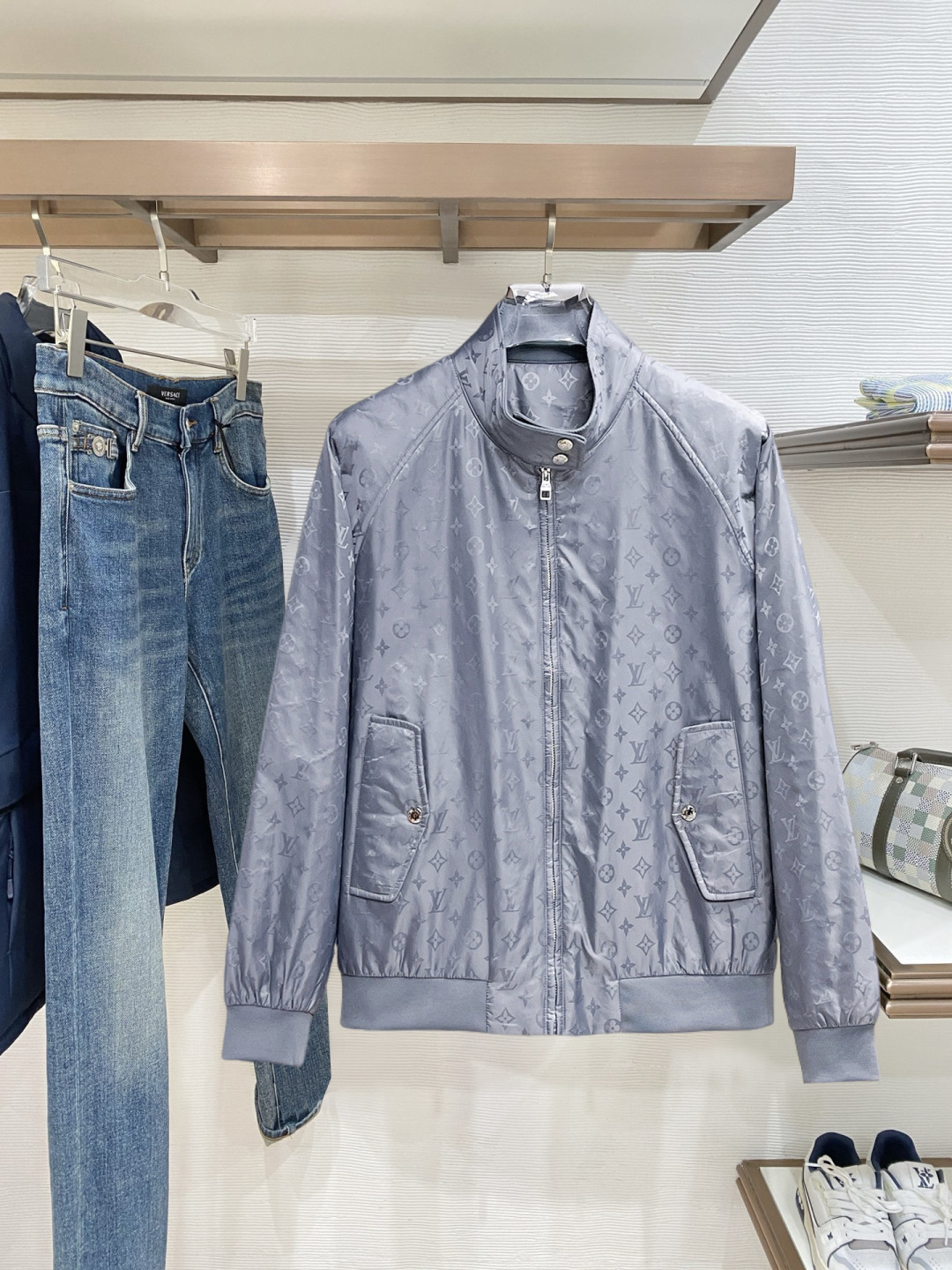 NO:728277,Support the new LV cotton autumn and winter hot new counter casual fashion jacket. Ultra-avant-garde design style. Delicate and comfortable. Very light and not easy to wrinkle. Multiple craftsmanship. The overall design is quite visual. The upper body is casual and stylish, with a certain degree of stiffness. It is definitely recommended for the temperament that is at the forefront of fashion. It is a must-have for urban leisure. Size M~3XL (48-56) multi-color, Louis Vuitton, jackets & coats,19860909支持年后 lv 加棉秋冬新款爆款专柜新款休闲时尚夹克 超前卫设计风格 细腻舒适 穿着非常轻便不易起皱.多重重工艺 整体的设计颇具视觉感,上身休闲有型,有一定的挺括度,绝对走在时尚最尖端的气质感推荐,都市休闲必备. 码数M~3XL（48-56）多颜色,,louis vuitton,jackets & coats,,Men's clothing