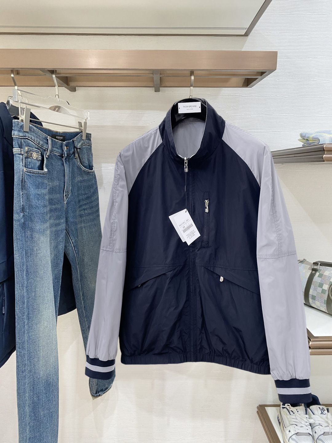 NO:728299,Support the bc double-sided jacket after the New Year. One-piece, two-wear autumn and winter new popular counter new casual fashion jacket. Ultra-avant-garde design style. Delicate and comfortable. Very light and not easy to wrinkle. Multiple craftsmanship. The overall design is quite visual. The upper body is casual and stylish, with a certain degree of stiffness. It is definitely recommended for the temperament that is at the forefront of fashion. It is a must-have for urban leisure. Size M~3XL (48-56) multi-color, jackets & coats,19860909支持年后 bc 双面夹克 一衣两穿秋冬新款爆款专柜新款休闲时尚夹克 超前卫设计风格 细腻舒适 穿着非常轻便不易起皱.多重重工艺 整体的设计颇具视觉感,上身休闲有型,有一定的挺括度,绝对走在时尚最尖端的气质感推荐,都市休闲必备. 码数M~3XL（48-56）多颜色,,jackets & coats,,Men's clothing