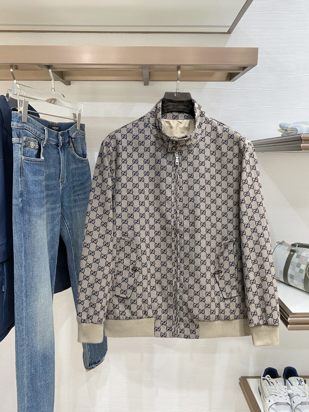 NO:728304,Support the new Gucci autumn and winter hot-selling counter new casual fashion jacket. Ultra-avant-garde design style. Delicate and comfortable. Very light to wear and not easy to wrinkle. Multiple craftsmanship. The overall design is quite visual. The upper body is casual and stylish, with a certain degree of stiffness. It is definitely recommended for the temperament that is at the forefront of fashion. A must-have for urban leisure. Size M~3XL (48-56) multi-color, gucci, jackets & coats,19860909支持年后 古驰秋冬新款爆款专柜新款休闲时尚夹克 超前卫设计风格 细腻舒适 穿着非常轻便不易起皱.多重重工艺 整体的设计颇具视觉感,上身休闲有型,有一定的挺括度,绝对走在时尚最尖端的气质感推荐,都市休闲必备. 码数M~3XL（48-56）多颜色,,gucci,jackets & coats,,Men's clothing