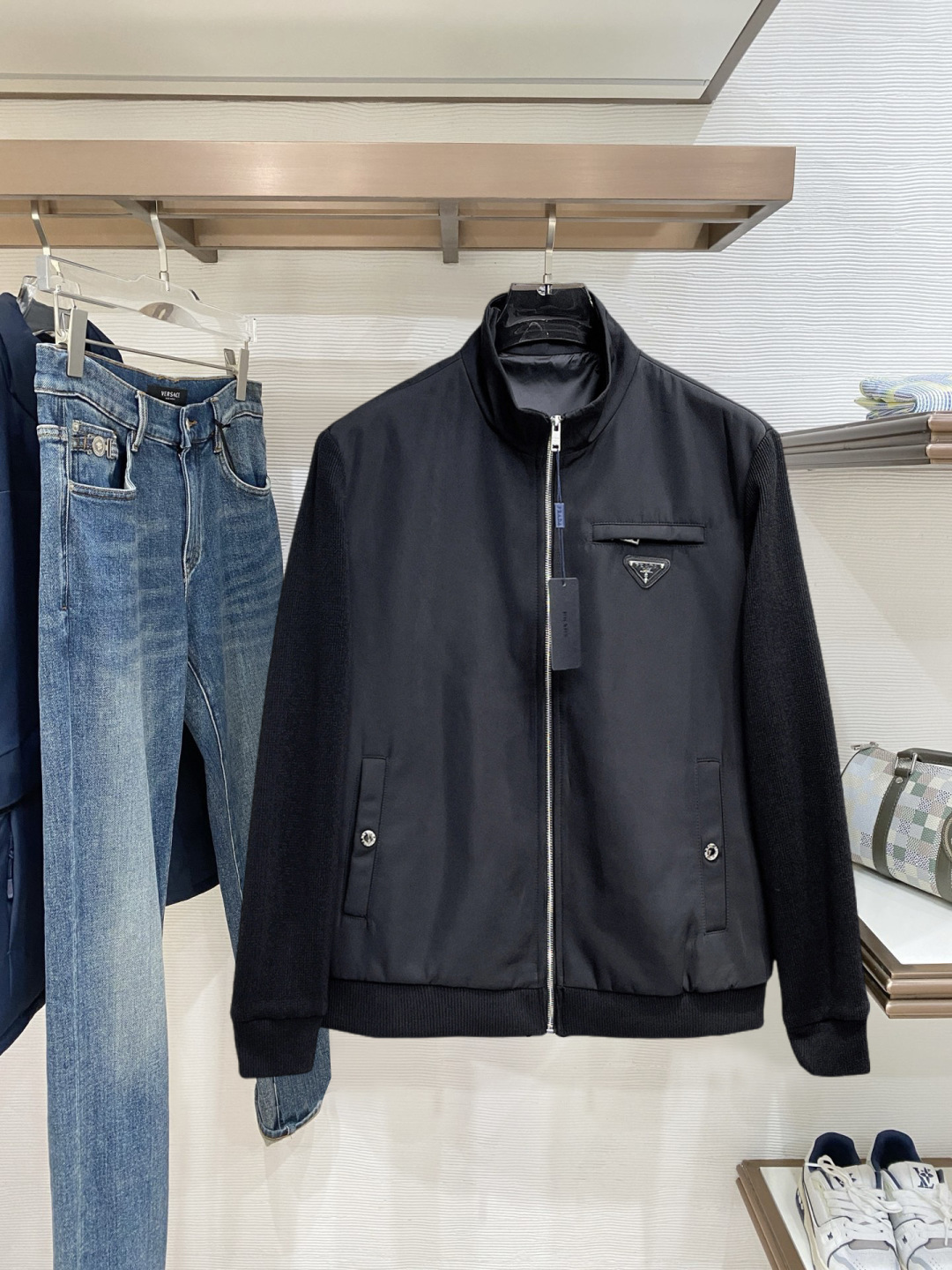 NO:728310,Support the new Prada autumn and winter hot-selling counter new casual fashion jacket. Ultra-avant-garde design style. Delicate and comfortable. Very light and not easy to wrinkle. Multiple craftsmanship. The overall design is quite visual. The upper body is casual and stylish, with a certain degree of stiffness. It is definitely recommended for the temperament that is at the forefront of fashion. It is a must-have for urban leisure. Size M~3XL (48-56) multi-color, prada, jackets & coats,19860909支持年后 普拉达 秋冬新款爆款专柜新款休闲时尚夹克 超前卫设计风格 细腻舒适 穿着非常轻便不易起皱.多重重工艺 整体的设计颇具视觉感,上身休闲有型,有一定的挺括度,绝对走在时尚最尖端的气质感推荐,都市休闲必备. 码数M~3XL（48-56）多颜色,,prada,jackets & coats,,Men's clothing