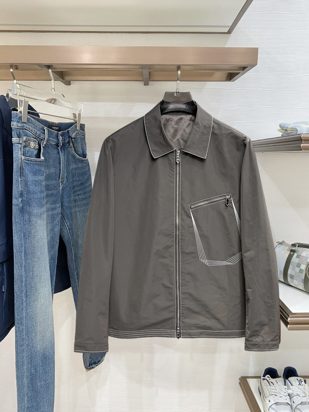 NO:728316,Support the new popular autumn and winter counter new casual fashion jackets of Hermès. Ultra-avant-garde design style. Delicate and comfortable. Very light and not easy to wrinkle. Multiple craftsmanship. The overall design is quite visual. The upper body is casual and stylish, with a certain degree of stiffness. It is definitely recommended for the temperament that is at the forefront of fashion. It is a must-have for urban leisure. Size M~3XL (48-56) multi-color, hermes, jackets & coats,19860909支持年后 爱马仕秋冬新款爆款专柜新款休闲时尚夹克 超前卫设计风格 细腻舒适 穿着非常轻便不易起皱.多重重工艺 整体的设计颇具视觉感,上身休闲有型,有一定的挺括度,绝对走在时尚最尖端的气质感推荐,都市休闲必备. 码数M~3XL（48-56）多颜色,,hermes,jackets & coats,,Men's clothing