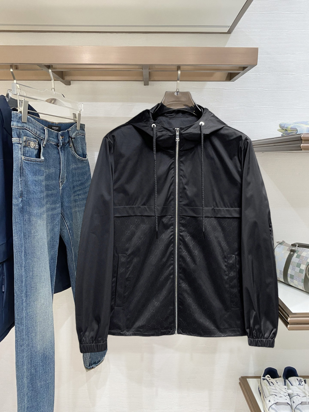 NO:728322,Support the new Gucci autumn and winter hot-selling counter new casual fashion jacket. Ultra-avant-garde design style. Delicate and comfortable. Very light to wear and not easy to wrinkle. Multiple craftsmanship. The overall design is quite visual. The upper body is casual and stylish, with a certain degree of stiffness. It is definitely recommended for the temperament that is at the forefront of fashion. A must-have for urban leisure. Size M~3XL (48-56) multi-color, gucci, jackets & coats,19860909支持年后 古驰秋冬新款爆款专柜新款休闲时尚夹克 超前卫设计风格 细腻舒适 穿着非常轻便不易起皱.多重重工艺 整体的设计颇具视觉感,上身休闲有型,有一定的挺括度,绝对走在时尚最尖端的气质感推荐,都市休闲必备. 码数M~3XL（48-56）多颜色,,gucci,jackets & coats,,Men's clothing