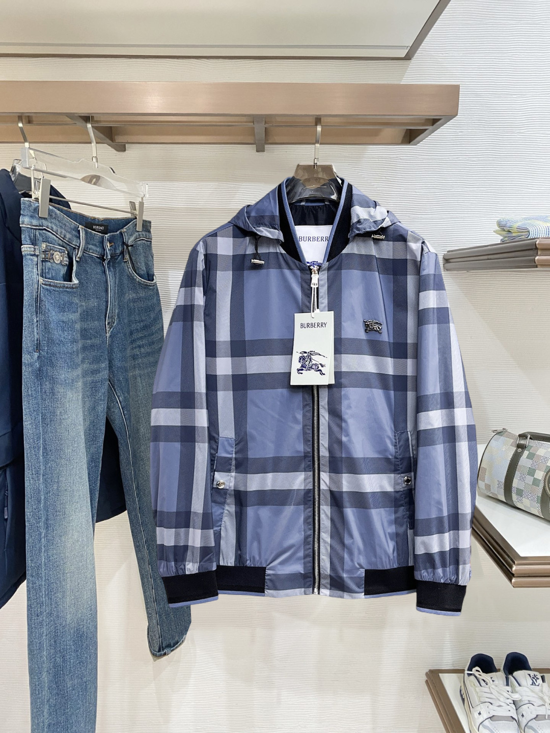 NO:728327,Support the new Burberry autumn and winter hot-selling counter new casual fashion jacket. Ultra-avant-garde design style. Delicate and comfortable. Very light and not easy to wrinkle. Multiple craftsmanship. The overall design is quite visual. The upper body is casual and stylish, with a certain degree of stiffness. It is definitely recommended for the temperament that is at the forefront of fashion. A must-have for urban leisure. Size M~3XL (48-56) multi-color, burberry, jackets & coats,19860909支持年后 巴宝莉秋冬新款爆款专柜新款休闲时尚夹克 超前卫设计风格 细腻舒适 穿着非常轻便不易起皱.多重重工艺 整体的设计颇具视觉感,上身休闲有型,有一定的挺括度,绝对走在时尚最尖端的气质感推荐,都市休闲必备. 码数M~3XL（48-56）多颜色,,burberry,jackets & coats,,Men's clothing