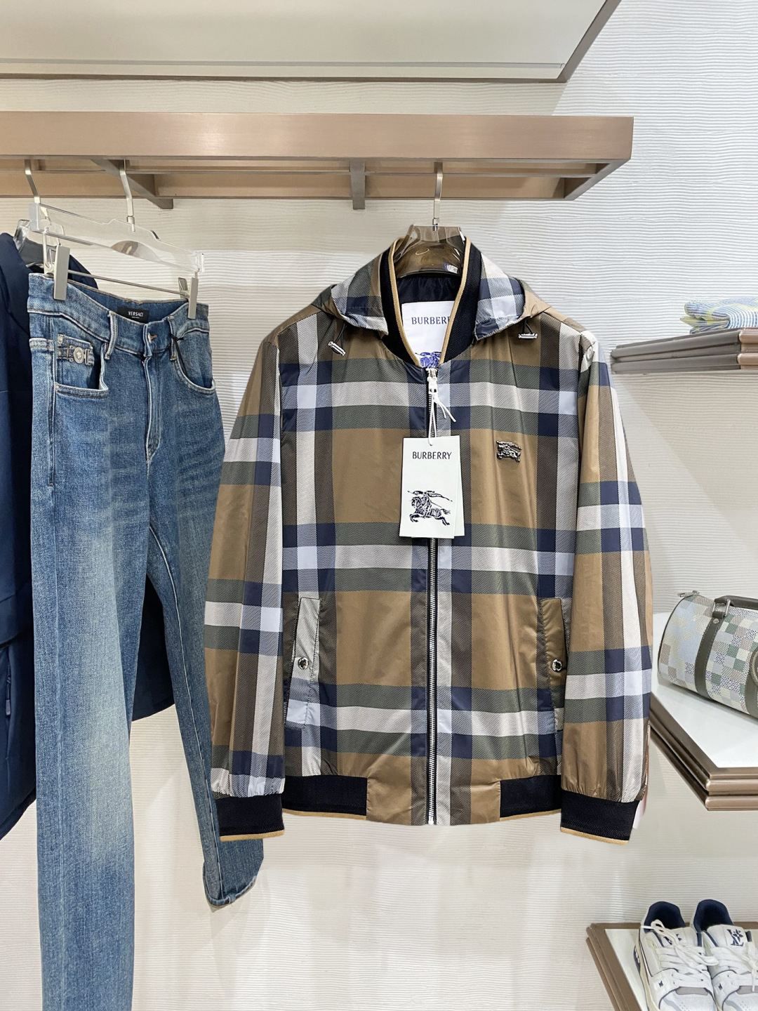 NO:728332,Support Burberry's new popular autumn and winter counter new casual fashion jackets. Ultra-avant-garde design style. Delicate and comfortable. Very light to wear and not easy to wrinkle. Multiple craftsmanship. The overall design is quite visual. The upper body is casual and stylish, with a certain degree of stiffness. It is definitely recommended for the temperament that is at the forefront of fashion. A must-have for urban leisure. Size M~3XL (48-56) multi-color, burberry, jackets & coats,19860909支持年后巴宝莉秋冬新款爆款专柜新款休闲时尚夹克 超前卫设计风格 细腻舒适 穿着非常轻便不易起皱.多重重工艺 整体的设计颇具视觉感,上身休闲有型,有一定的挺括度,绝对走在时尚最尖端的气质感推荐,都市休闲必备. 码数M~3XL（48-56）多颜色,,burberry,jackets & coats,,Men's clothing