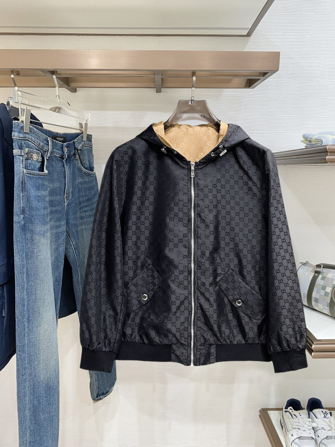 NO:728337,Support the new Gucci autumn and winter hot-selling counter new casual fashion jacket. Ultra-avant-garde design style. Delicate and comfortable. Very light and not easy to wrinkle. Multiple craftsmanship. The overall design is quite visual. The upper body is casual and stylish, with a certain degree of stiffness. It is definitely recommended for the temperament that is at the forefront of fashion. A must-have for urban leisure. Size M~3XL (48-56) multi-color, gucci, jackets & coats,19860909支持年后 古驰 秋冬新款爆款专柜新款休闲时尚夹克 超前卫设计风格 细腻舒适 穿着非常轻便不易起皱.多重重工艺 整体的设计颇具视觉感,上身休闲有型,有一定的挺括度,绝对走在时尚最尖端的气质感推荐,都市休闲必备. 码数M~3XL（48-56）多颜色,,gucci,jackets & coats,,Men's clothing