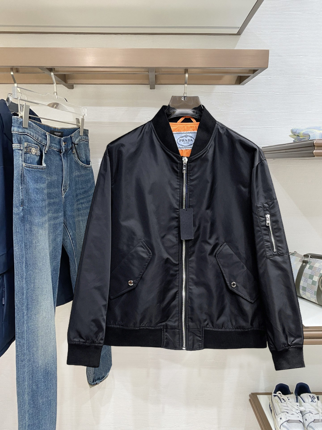 NO:728306,Support the new popular autumn and winter counter new casual fashion jackets from Prada. Ultra-avant-garde design style. Delicate and comfortable. Very light to wear and not easy to wrinkle. Multiple craftsmanship. The overall design is quite visual. The upper body is casual and stylish, with a certain degree of stiffness. It is definitely recommended for the temperament that is at the forefront of fashion. It is a must-have for urban leisure. Size M~3XL (48-56) multi-color, prada, jackets & coats,19860909支持年后 普拉达秋冬新款爆款专柜新款休闲时尚夹克 超前卫设计风格 细腻舒适 穿着非常轻便不易起皱.多重重工艺 整体的设计颇具视觉感,上身休闲有型,有一定的挺括度,绝对走在时尚最尖端的气质感推荐,都市休闲必备. 码数M~3XL（48-56）多颜色,,prada,jackets & coats,,Men's clothing