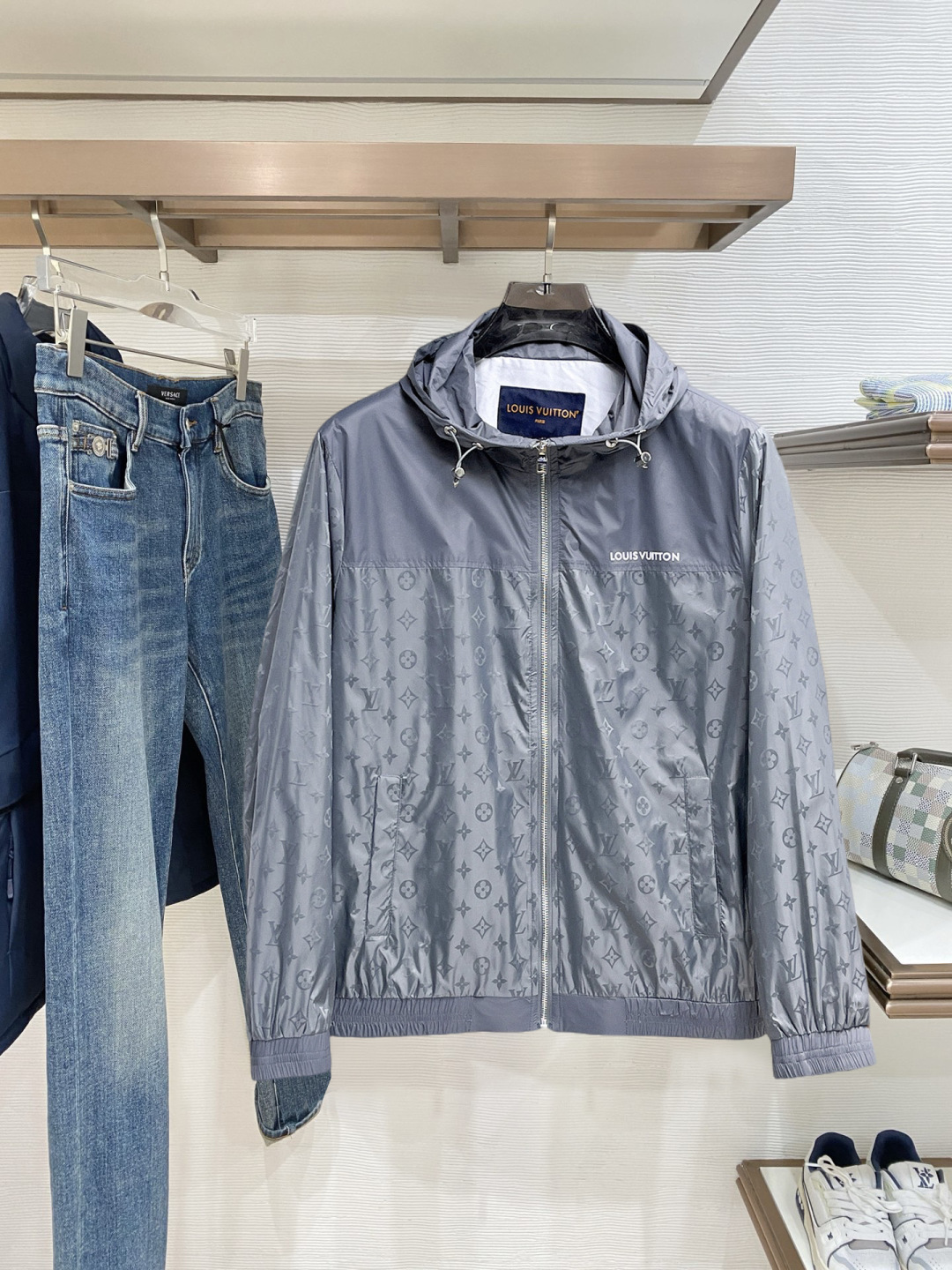 NO:728302,Support the new LV jacket autumn and winter hot new counter new casual fashion jacket. Ultra-avant-garde design style. Delicate and comfortable. Very light and not easy to wrinkle. Multiple craftsmanship. The overall design is quite visual. The upper body is casual and stylish, with a certain degree of stiffness. It is definitely recommended for the temperament that is at the forefront of fashion. It is a must-have for urban leisure. Size M~3XL (48-56) multi-color, Louis Vuitton, jackets & coats,19860909支持年后 lv 夹克秋冬新款爆款专柜新款休闲时尚夹克 超前卫设计风格 细腻舒适 穿着非常轻便不易起皱.多重重工艺 整体的设计颇具视觉感,上身休闲有型,有一定的挺括度,绝对走在时尚最尖端的气质感推荐,都市休闲必备. 码数M~3XL（48-56）多颜色,,louis vuitton,jackets & coats,,Men's clothing