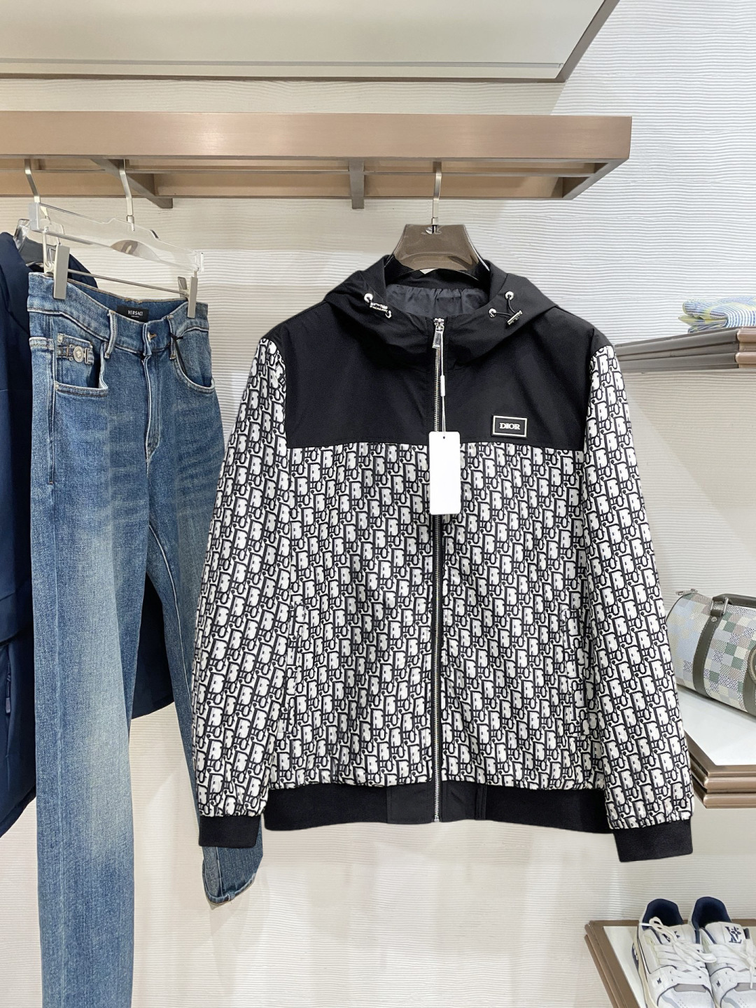 NO:728349,Support the new Dior autumn and winter hot-selling counter new casual fashion jacket. Ultra-avant-garde design style. Delicate and comfortable. Very light to wear and not easy to wrinkle. Multiple craftsmanship. The overall design is quite visual. The upper body is casual and stylish, with a certain degree of stiffness. It is definitely recommended for the temperament that is at the forefront of fashion. A must-have for urban leisure. Size M~3XL (48-56) multi-color, dior, jackets & coats,19860909支持年后 迪奥秋冬新款爆款专柜新款休闲时尚夹克 超前卫设计风格 细腻舒适 穿着非常轻便不易起皱.多重重工艺 整体的设计颇具视觉感,上身休闲有型,有一定的挺括度,绝对走在时尚最尖端的气质感推荐,都市休闲必备. 码数M~3XL（48-56）多颜色,,dior,jackets & coats,,Men's clothing