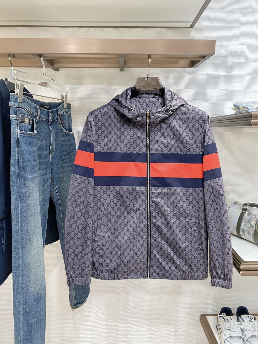 NO:728312,Support the new Gucci autumn and winter hot-selling counter new casual fashion jacket. Ultra-avant-garde design style. Delicate and comfortable. Very light to wear and not easy to wrinkle. Multiple craftsmanship. The overall design is quite visual. The upper body is casual and stylish, with a certain degree of stiffness. It is definitely recommended for the temperament that is at the forefront of fashion. A must-have for urban leisure. Size M~3XL (48-56) multi-color, gucci, jackets & coats,19860909支持年后 古驰秋冬新款爆款专柜新款休闲时尚夹克 超前卫设计风格 细腻舒适 穿着非常轻便不易起皱.多重重工艺 整体的设计颇具视觉感,上身休闲有型,有一定的挺括度,绝对走在时尚最尖端的气质感推荐,都市休闲必备. 码数M~3XL（48-56）多颜色,,gucci,jackets & coats,,Men's clothing