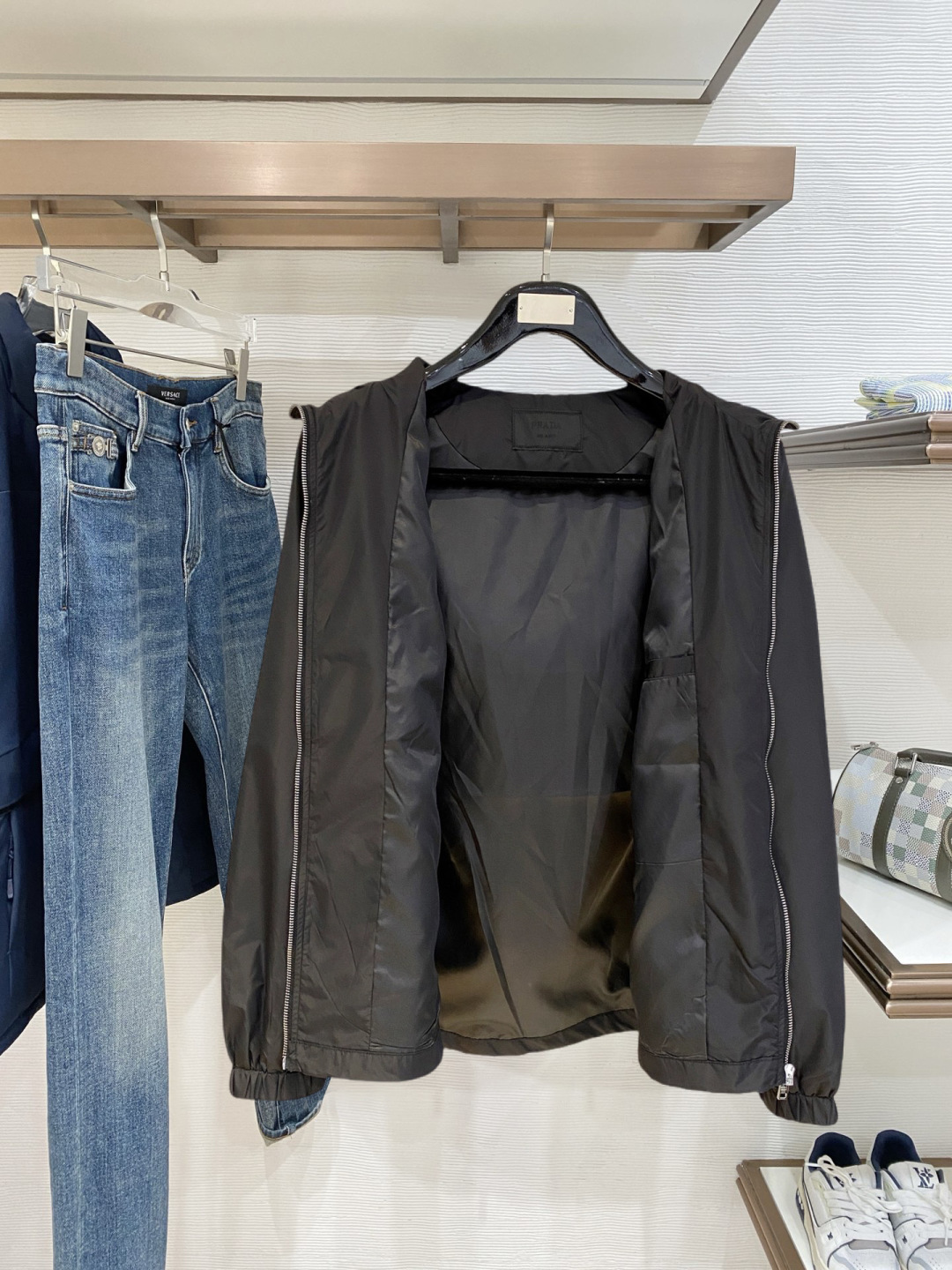 普拉达 高品质2026秋冬新款夹克外套，秀场新品‼品相非常完美，记忆面料舒适保暖，色泽饱满诱人，非常出彩