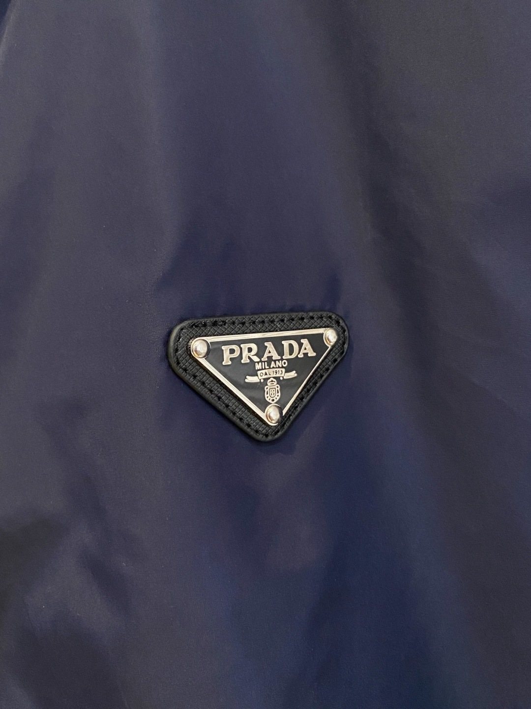 普拉达 高品质2026秋冬新款夹克外套，秀场新品‼品相非常完美，记忆面料舒适保暖，色泽饱满诱人，非常出彩