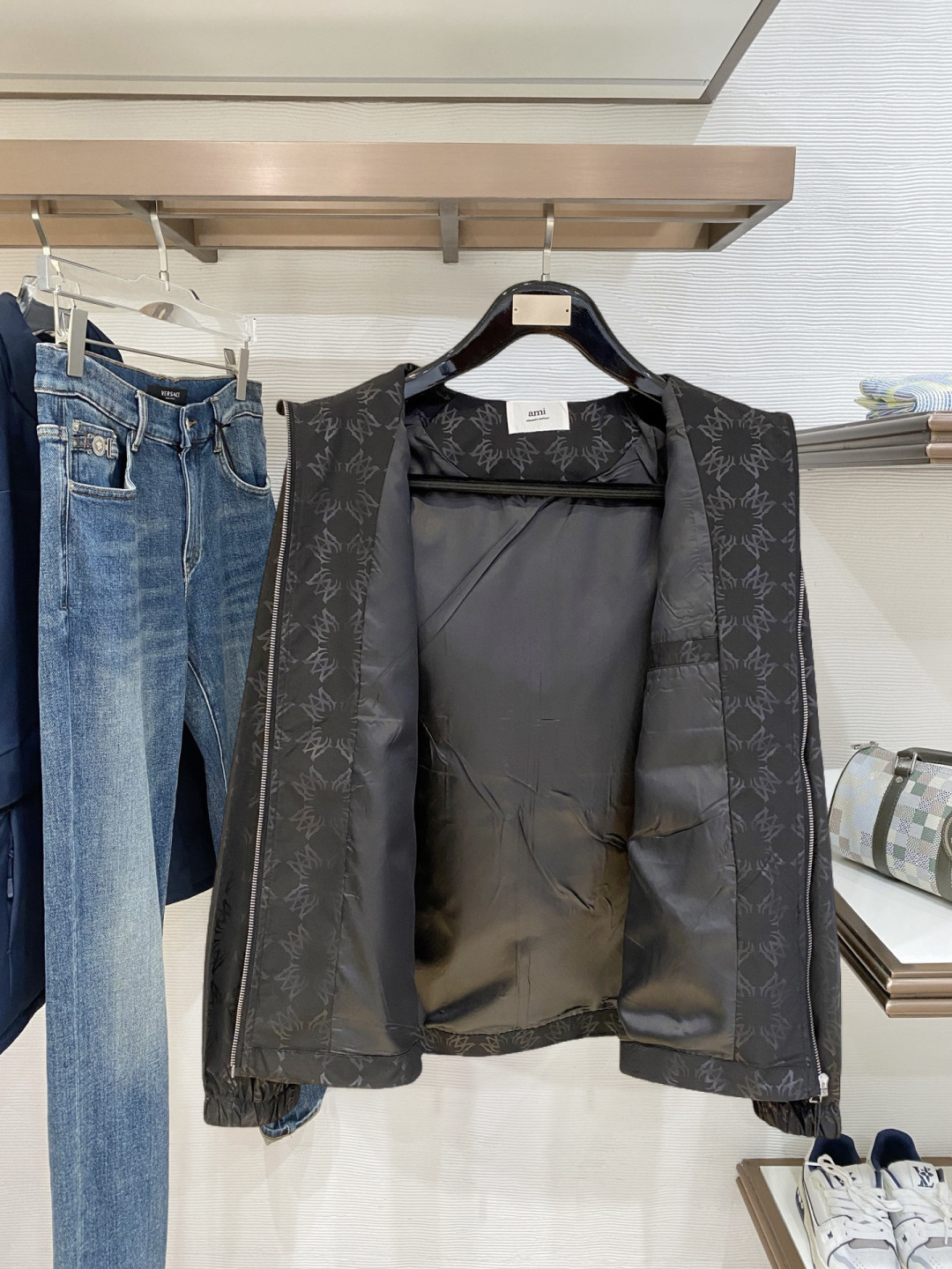 ami高品质2026秋冬新款夹克外套，秀场新品‼品相非常完美，记忆面料舒适保暖，色泽饱满诱人，非常出彩的