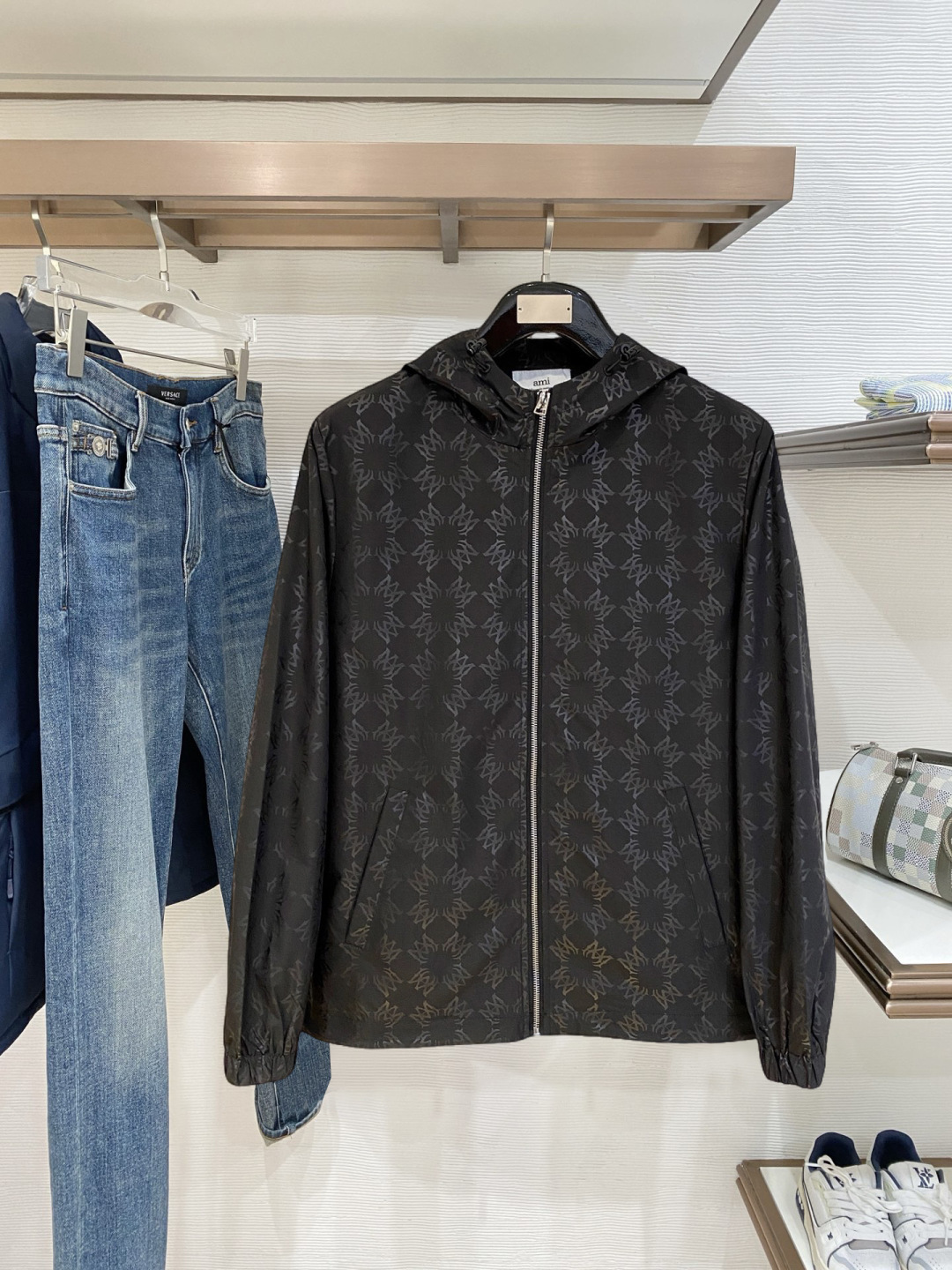 ami高品质2026秋冬新款夹克外套，秀场新品‼品相非常完美，记忆面料舒适保暖，色泽饱满诱人，非常出彩的