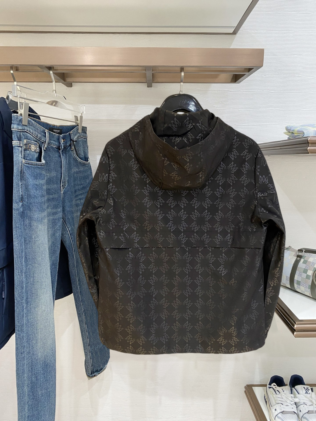 ami高品质2026秋冬新款夹克外套，秀场新品‼品相非常完美，记忆面料舒适保暖，色泽饱满诱人，非常出彩的