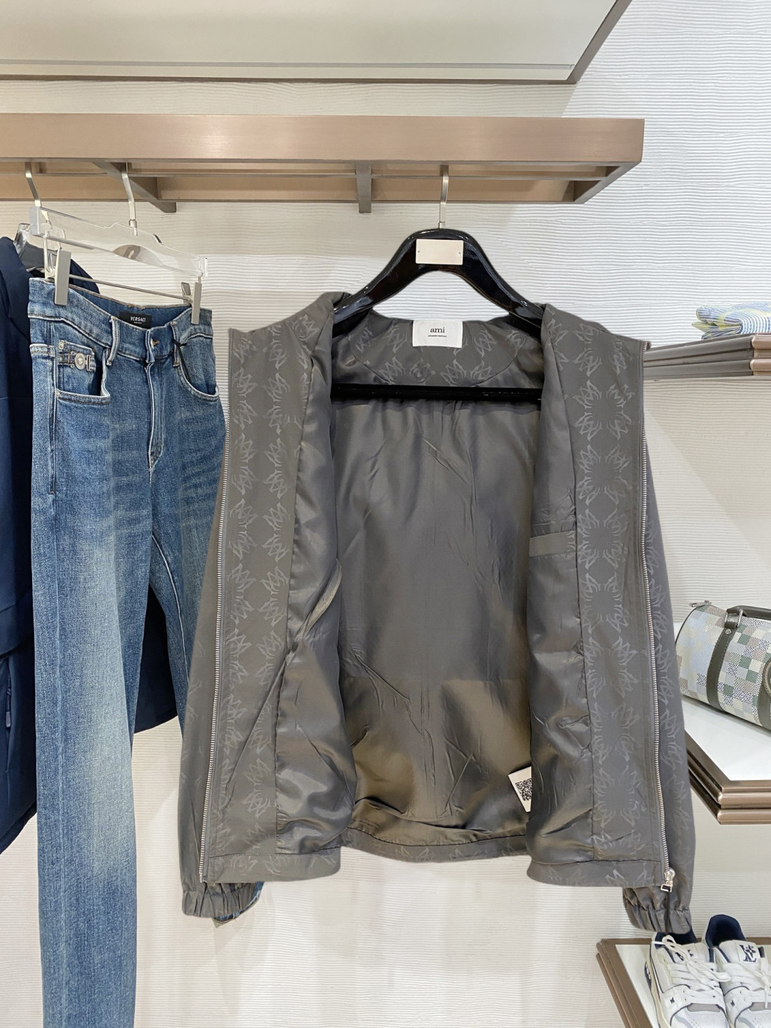 ami 高品质2026秋冬新款夹克外套，秀场新品‼品相非常完美，记忆面料舒适保暖，色泽饱满诱人，非常出彩