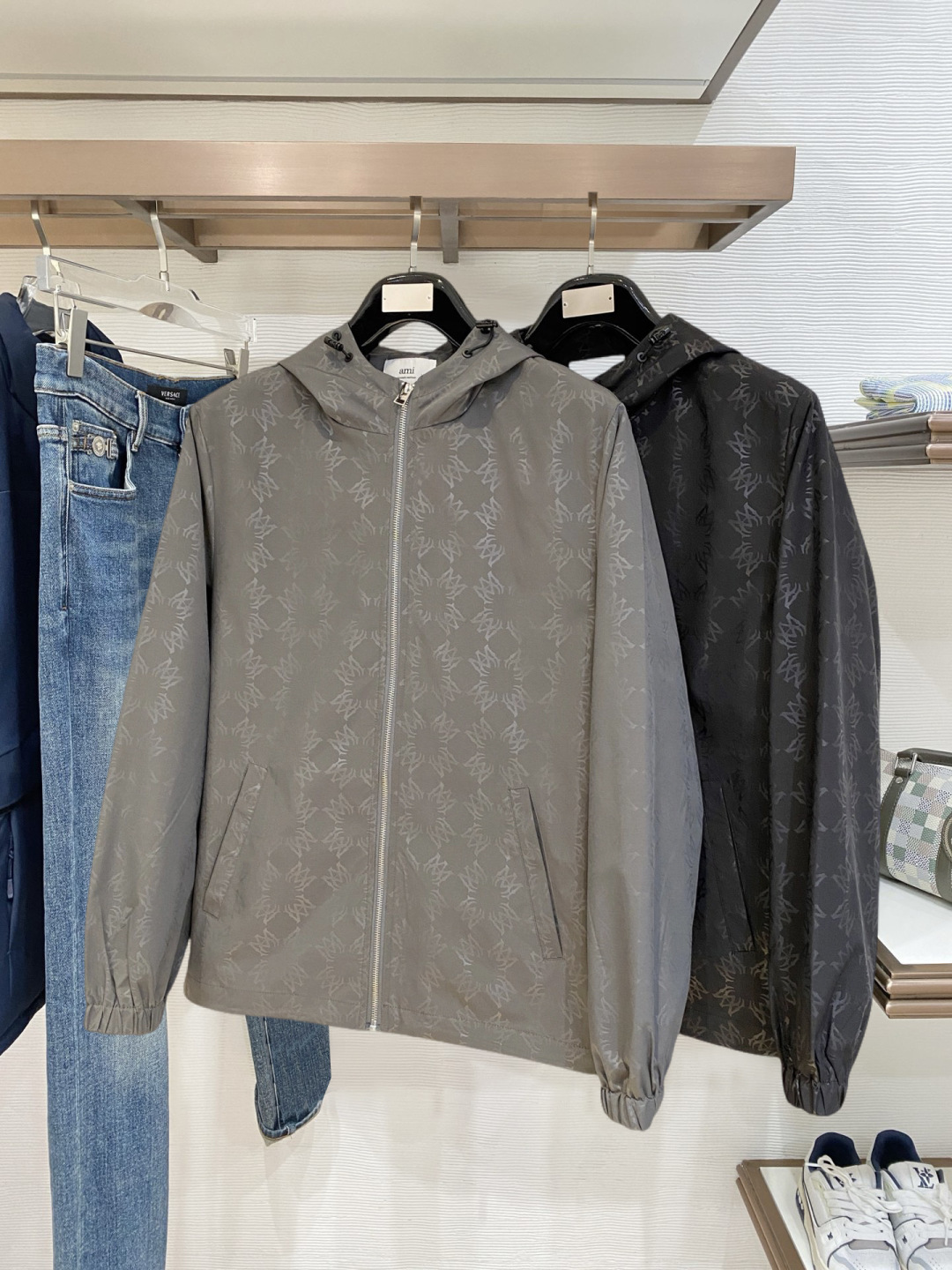 ami 高品质2026秋冬新款夹克外套，秀场新品‼品相非常完美，记忆面料舒适保暖，色泽饱满诱人，非常出彩