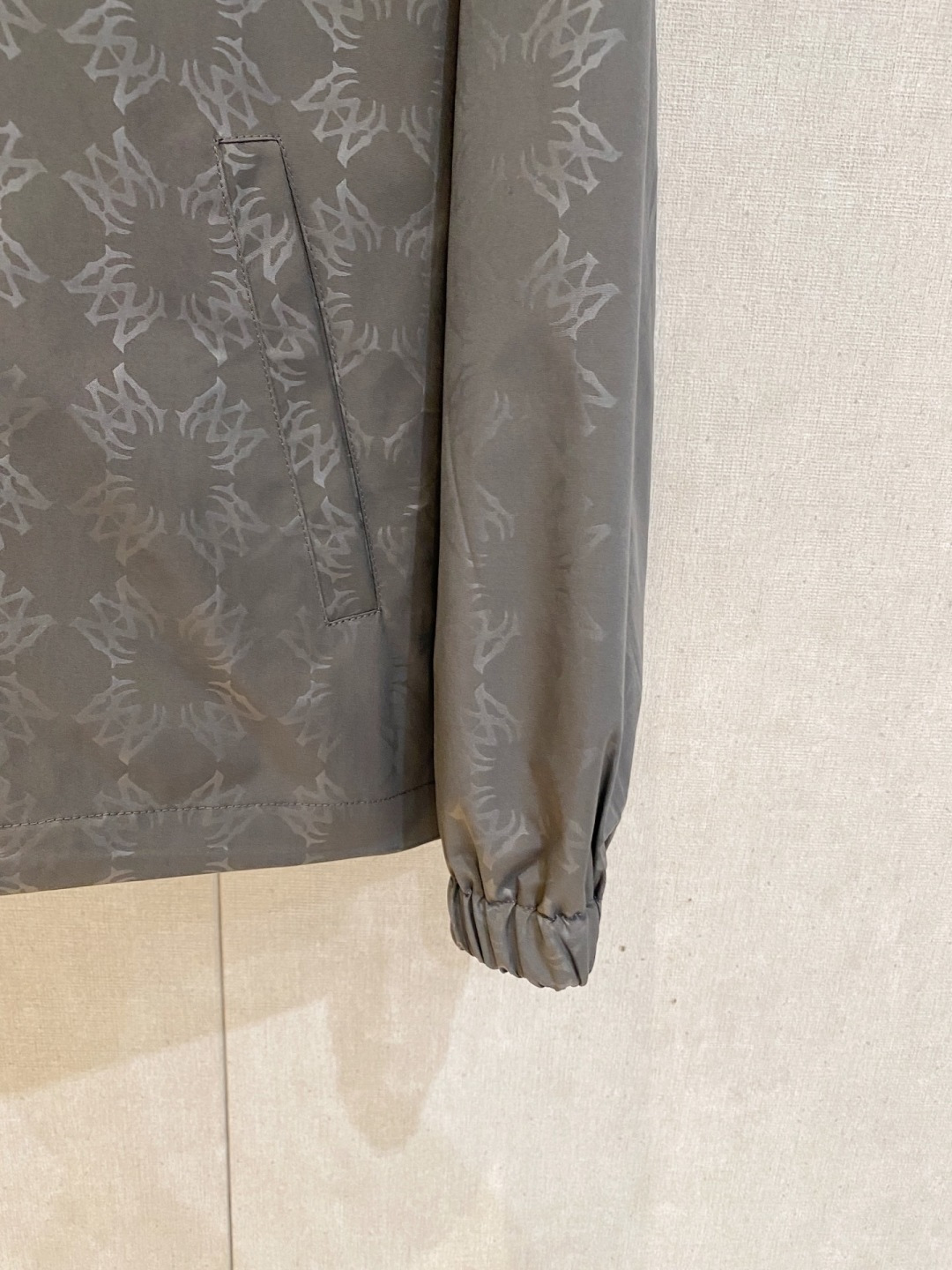 ami 高品质2026秋冬新款夹克外套，秀场新品‼品相非常完美，记忆面料舒适保暖，色泽饱满诱人，非常出彩