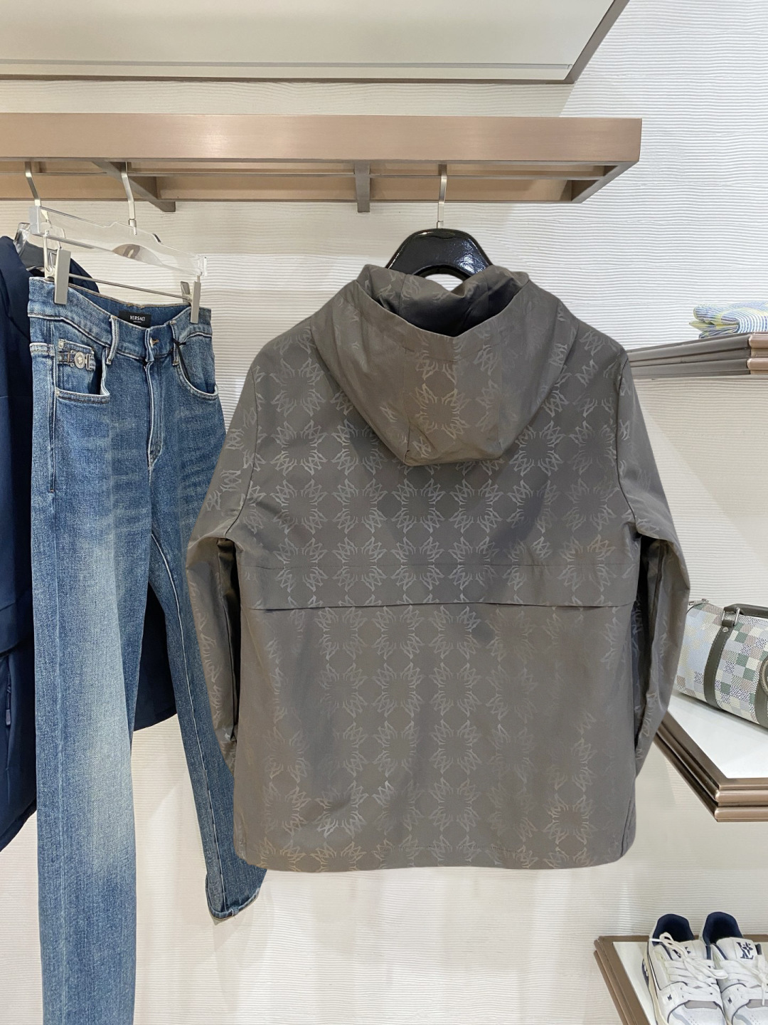 ami 高品质2026秋冬新款夹克外套，秀场新品‼品相非常完美，记忆面料舒适保暖，色泽饱满诱人，非常出彩