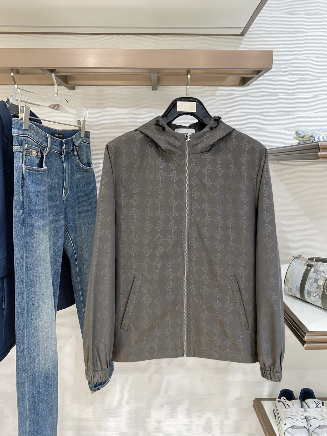 ami 高品质2026秋冬新款夹克外套，秀场新品‼品相非常完美，记忆面料舒适保暖，色泽饱满诱人，非常出彩