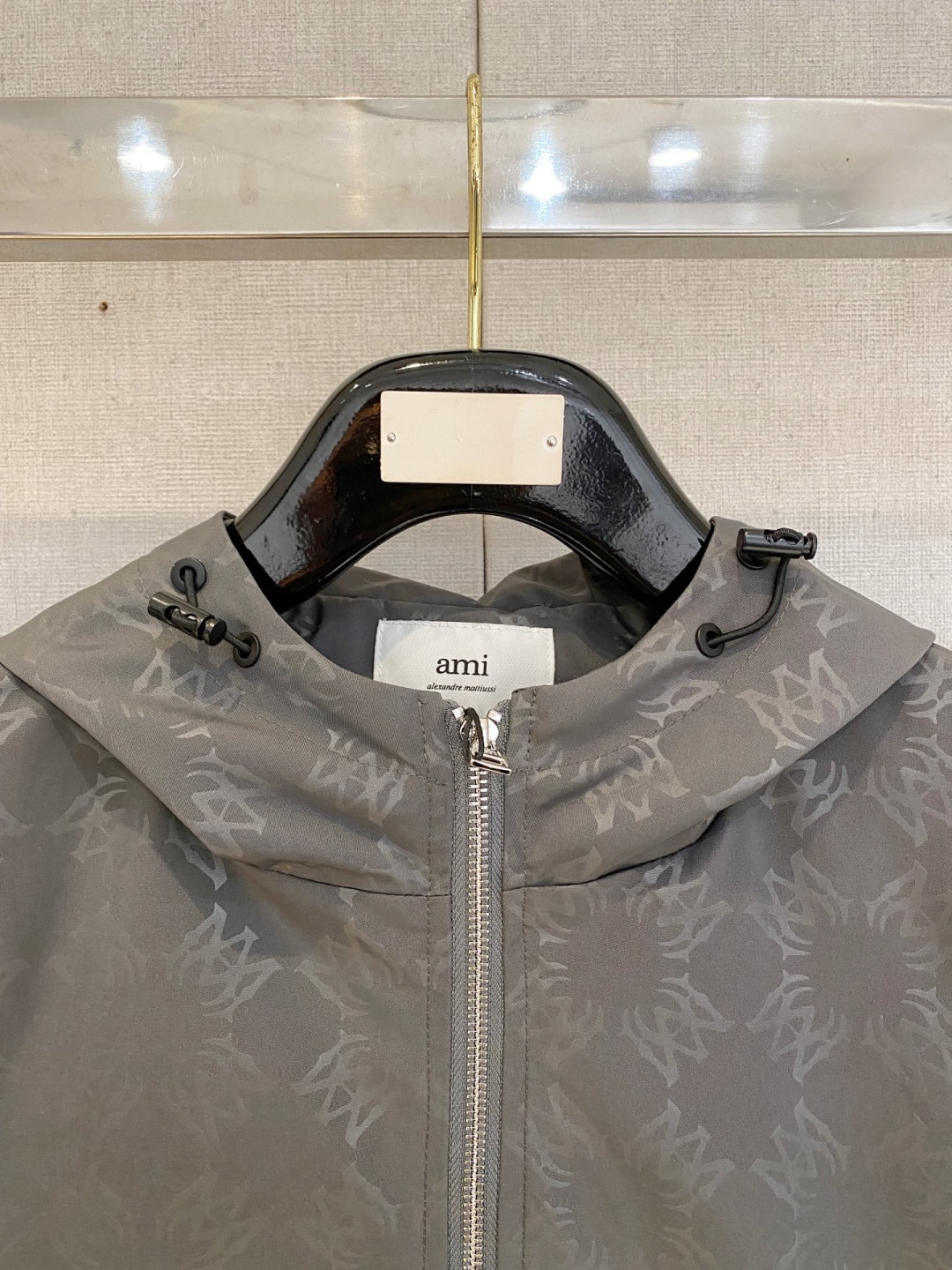 ami 高品质2026秋冬新款夹克外套，秀场新品‼品相非常完美，记忆面料舒适保暖，色泽饱满诱人，非常出彩