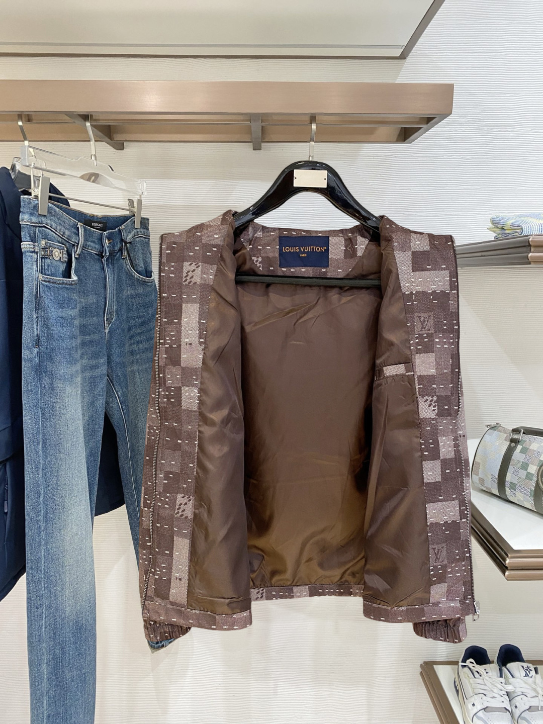 lv高品质2026秋冬新款夹克外套，秀场新品‼品相非常完美，记忆面料舒适保暖，色泽饱满诱人，非常出彩的设