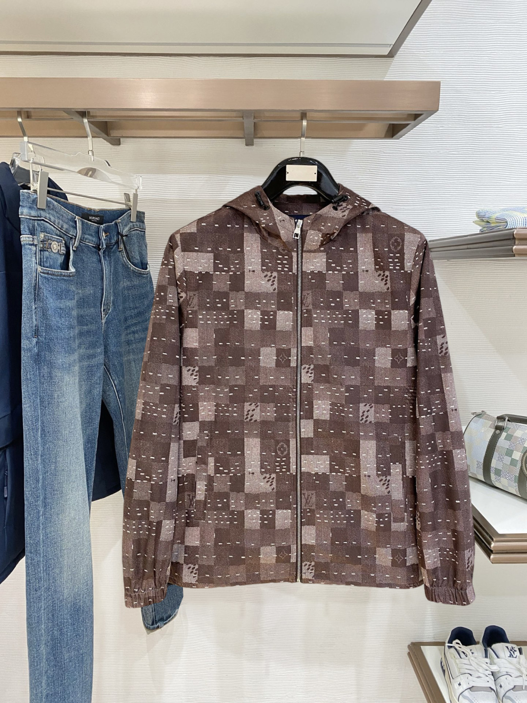 lv高品质2026秋冬新款夹克外套，秀场新品‼品相非常完美，记忆面料舒适保暖，色泽饱满诱人，非常出彩的设