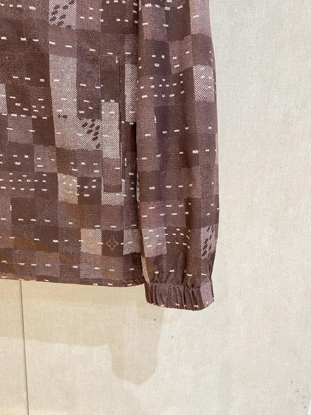 lv高品质2026秋冬新款夹克外套，秀场新品‼品相非常完美，记忆面料舒适保暖，色泽饱满诱人，非常出彩的设