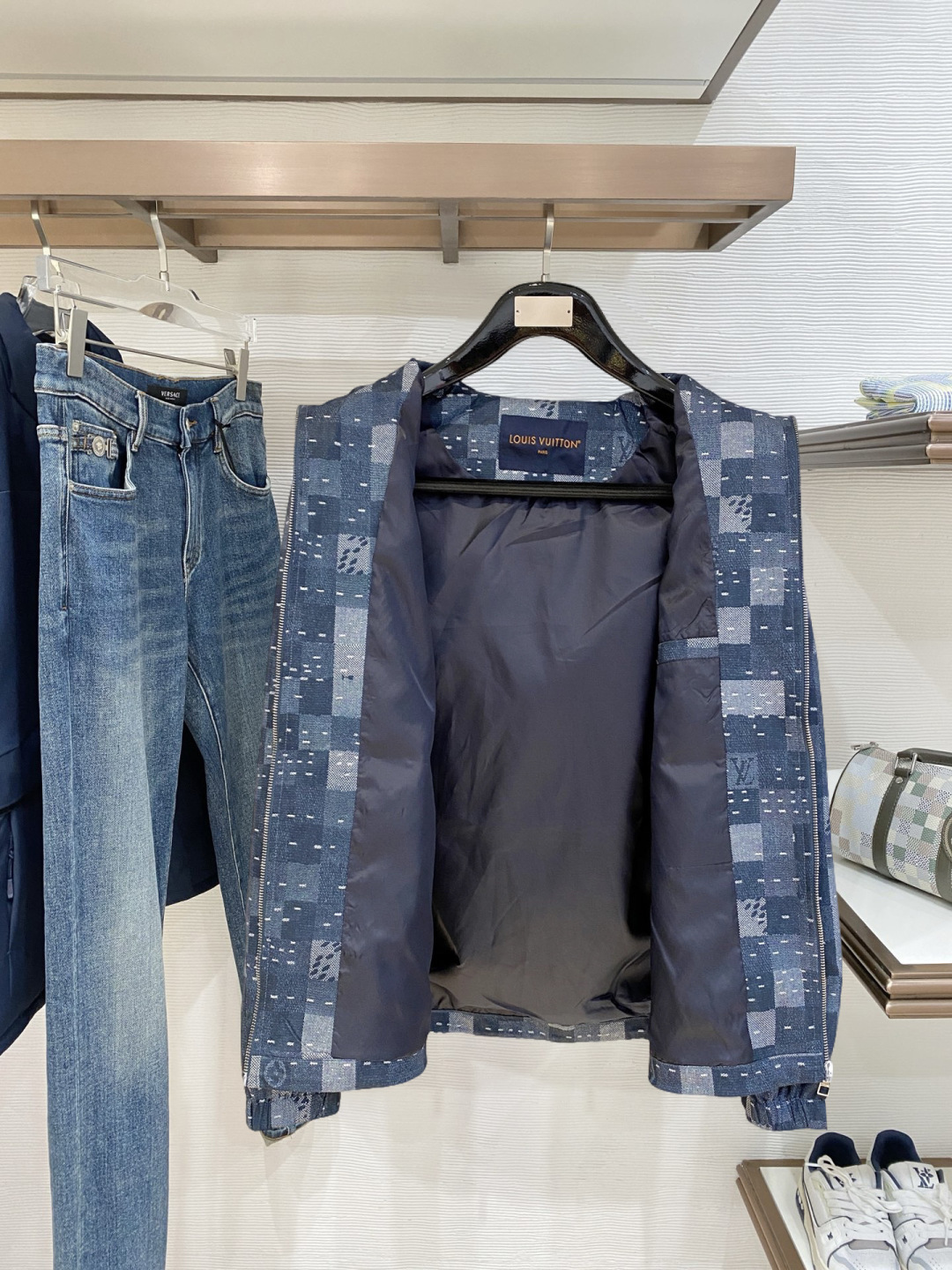 lv 高品质2026秋冬新款夹克外套，秀场新品‼品相非常完美，记忆面料舒适保暖，色泽饱满诱人，非常出彩的