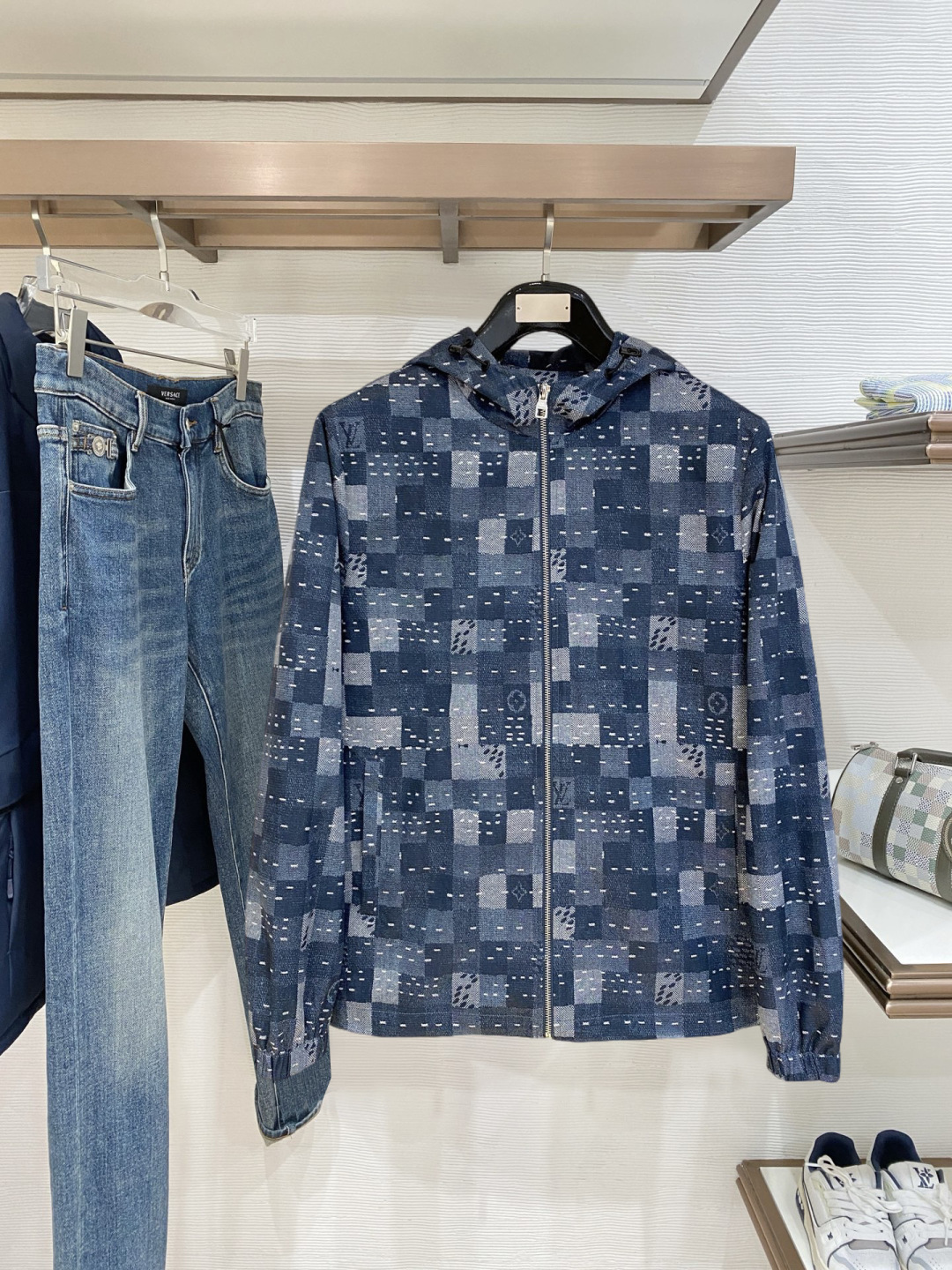 lv 高品质2026秋冬新款夹克外套，秀场新品‼品相非常完美，记忆面料舒适保暖，色泽饱满诱人，非常出彩的