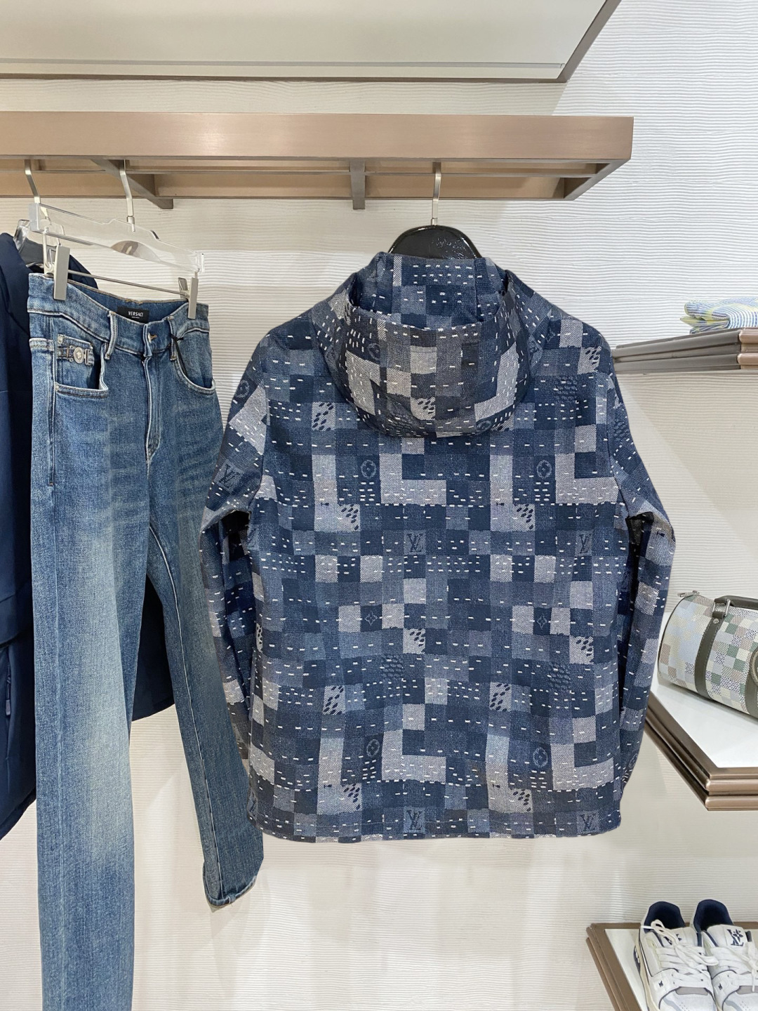 lv 高品质2026秋冬新款夹克外套，秀场新品‼品相非常完美，记忆面料舒适保暖，色泽饱满诱人，非常出彩的