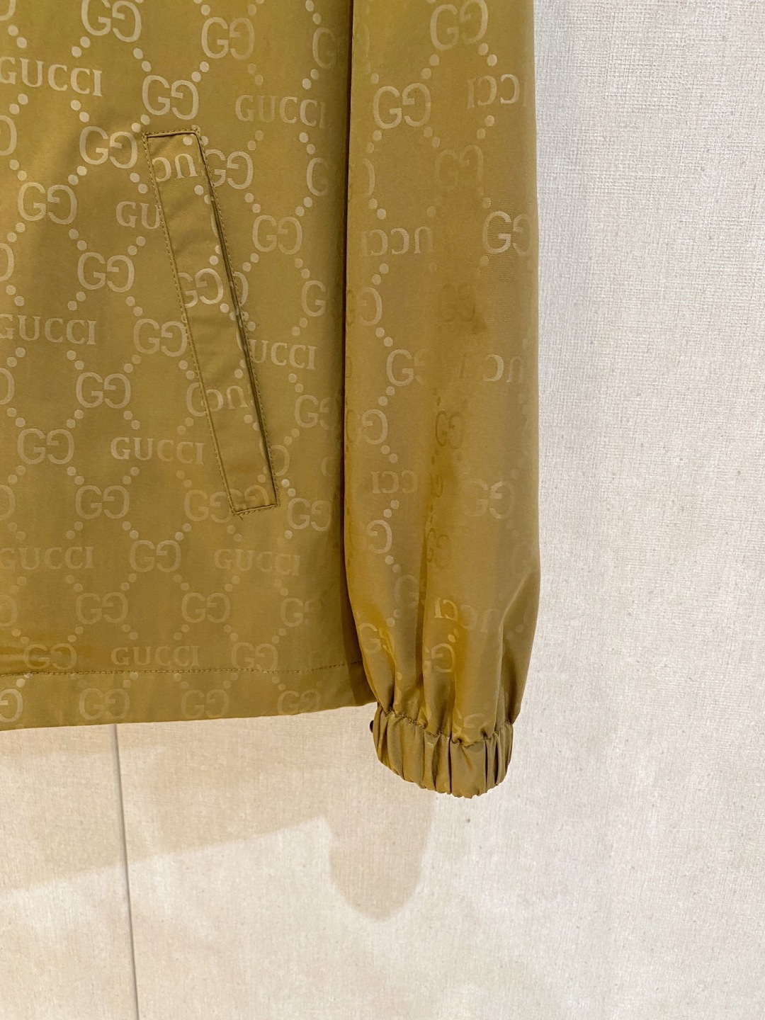 古驰 高品质2026秋冬新款夹克外套，秀场新品‼品相非常完美，记忆面料舒适保暖，色泽饱满诱人，非常出彩的