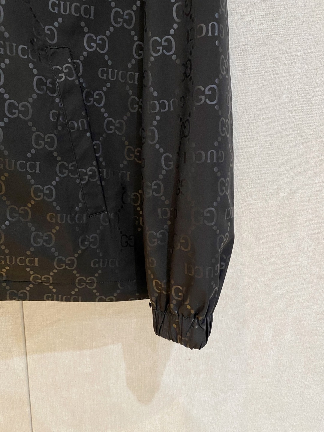 古驰高品质2026秋冬新款夹克外套，秀场新品‼品相非常完美，记忆面料舒适保暖，色泽饱满诱人，非常出彩的设