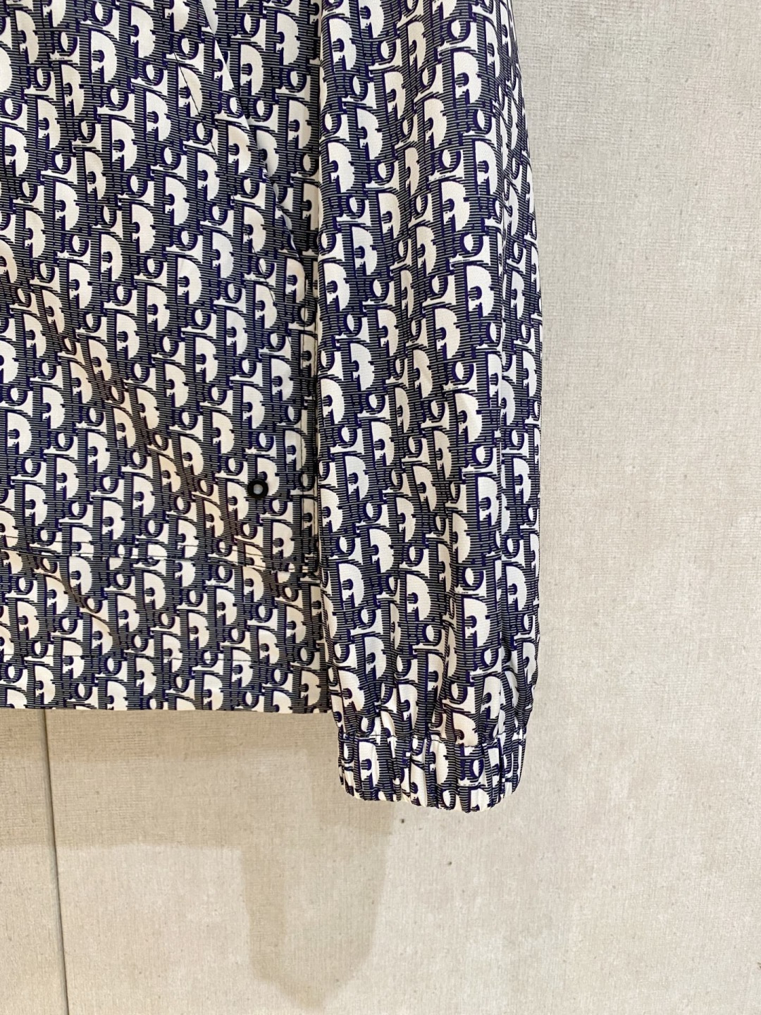 dior高品质2026秋冬新款夹克外套，秀场新品‼品相非常完美，记忆面料舒适保暖，色泽饱满诱人，非常出彩