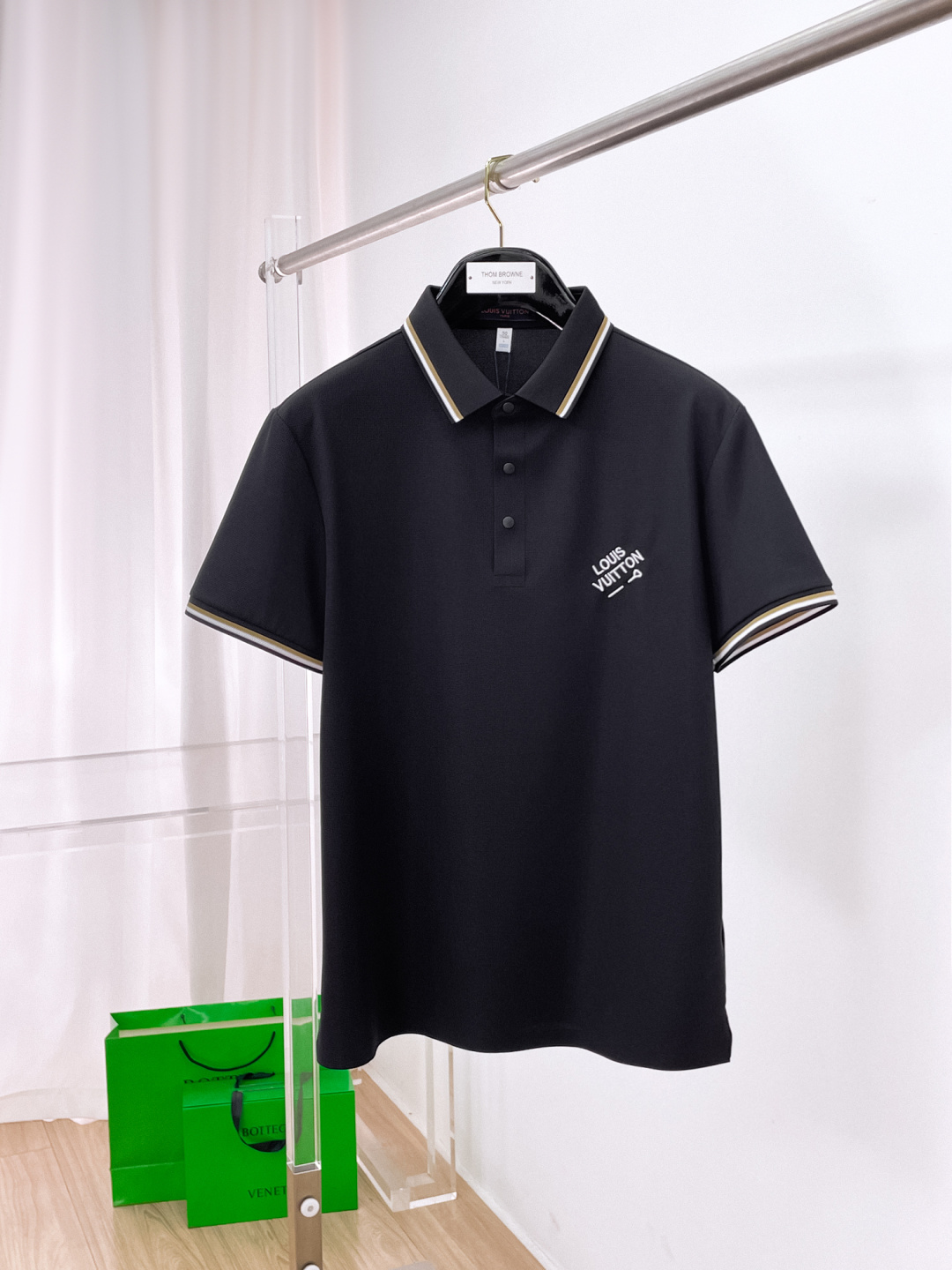 NO:774743,LV highly recommended!  Spring and summer new products are on sale at the counter. Fashionable high-end men's Polo - Logo on the chest, personalized and fashionable/Imported top high-density mercerized pearls, extremely skin-friendly and comfortable. It feels very delicate, has a good texture, is cool and breathable, and is a very good overall piece. It can be worn alone without any problem. Size M-4Xl, Louis Vuitton,19860909LV 重磅推荐！春夏新品 专柜在售 时尚高端男装Polo-胸前Logo个性时尚/进口顶极高密度丝光珠地,极为亲肤舒适 摸上去非常的细腻,质感很好,凉爽透气,整体非常不错的一款,内搭单穿都完全没问题 尺码M-4Xl,,louis vuitton,,Men's clothing