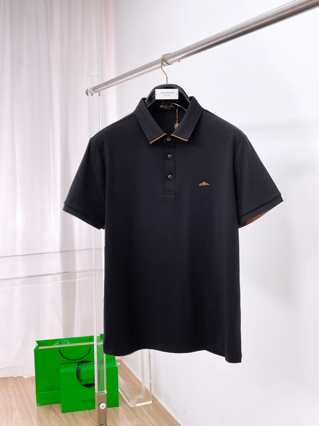 NO:774769,LP highly recommended!  Spring and summer new products are on sale at the counter. Fashionable and high-end men's Polo - Logo on the chest, personalized and fashionable/Imported top high-density mercerized pearls, extremely skin-friendly and comfortable. It feels very delicate, has a good texture, is cool and breathable, and is a very good overall piece. It can be worn alone as an inner layer. Size M-4Xl, loro piana,19860909LP 重磅推荐！春夏新品 专柜在售 时尚高端男装Polo-胸前Logo个性时尚/进口顶极高密度丝光珠地,极为亲肤舒适 摸上去非常的细腻,质感很好,凉爽透气,整体非常不错的一款,内搭单穿都完全没问题 尺码M-4Xl,,loro piana,,Men's clothing