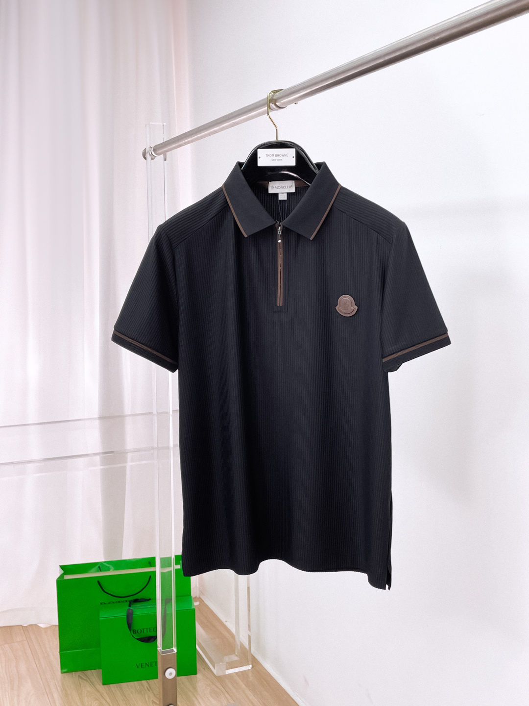 NO:774795,Meng Mouth Highly Recommended!  Spring and summer new products are on sale at the counter. Fashionable and high-end men's Polo - Logo on the chest, personalized and fashionable/Imported top high-density mercerized pearls, extremely skin-friendly and comfortable. It feels very delicate, has a good texture, is cool and breathable, and is a very good overall piece. It can be worn alone without any problem. Size M-4Xl, Moncler,19860909蒙口 重磅推荐！春夏新品 专柜在售 时尚高端男装Polo-胸前Logo个性时尚/进口顶极高密度丝光珠地,极为亲肤舒适 摸上去非常的细腻,质感很好,凉爽透气,整体非常不错的一款,内搭单穿都完全没问题 尺码M-4Xl,,Moncler,,Men's clothing